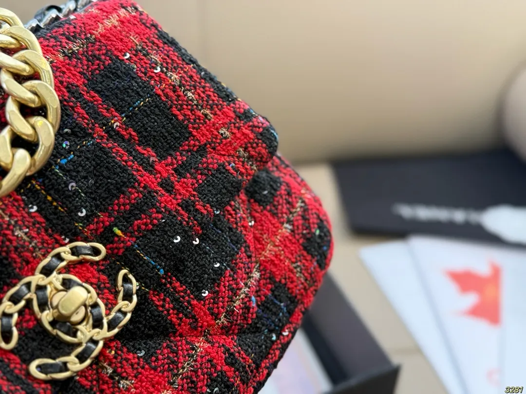 &yen;170折叠盒 香奈儿Chanel19bag 高级感满满 经典中的经典 任何搭配都可轻松驾驭 尺寸：24 16