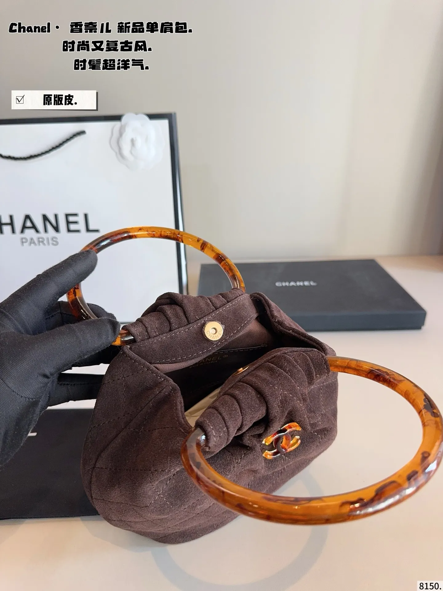 p220.纯皮. chanel香奈儿26c 超精彩的萌物🧉 圆圈小包包好可爱👝 复古玳瑁手柄的设计 透着微微光泽 容易也很客观～手机日用品能放下的哦 材质摸起来触感也很好 超级舒服 推出新系列啦~ 完全是拽姐与甜美的全新组合! 快来寻找属于你的小废包 尺寸：14*8^17cm