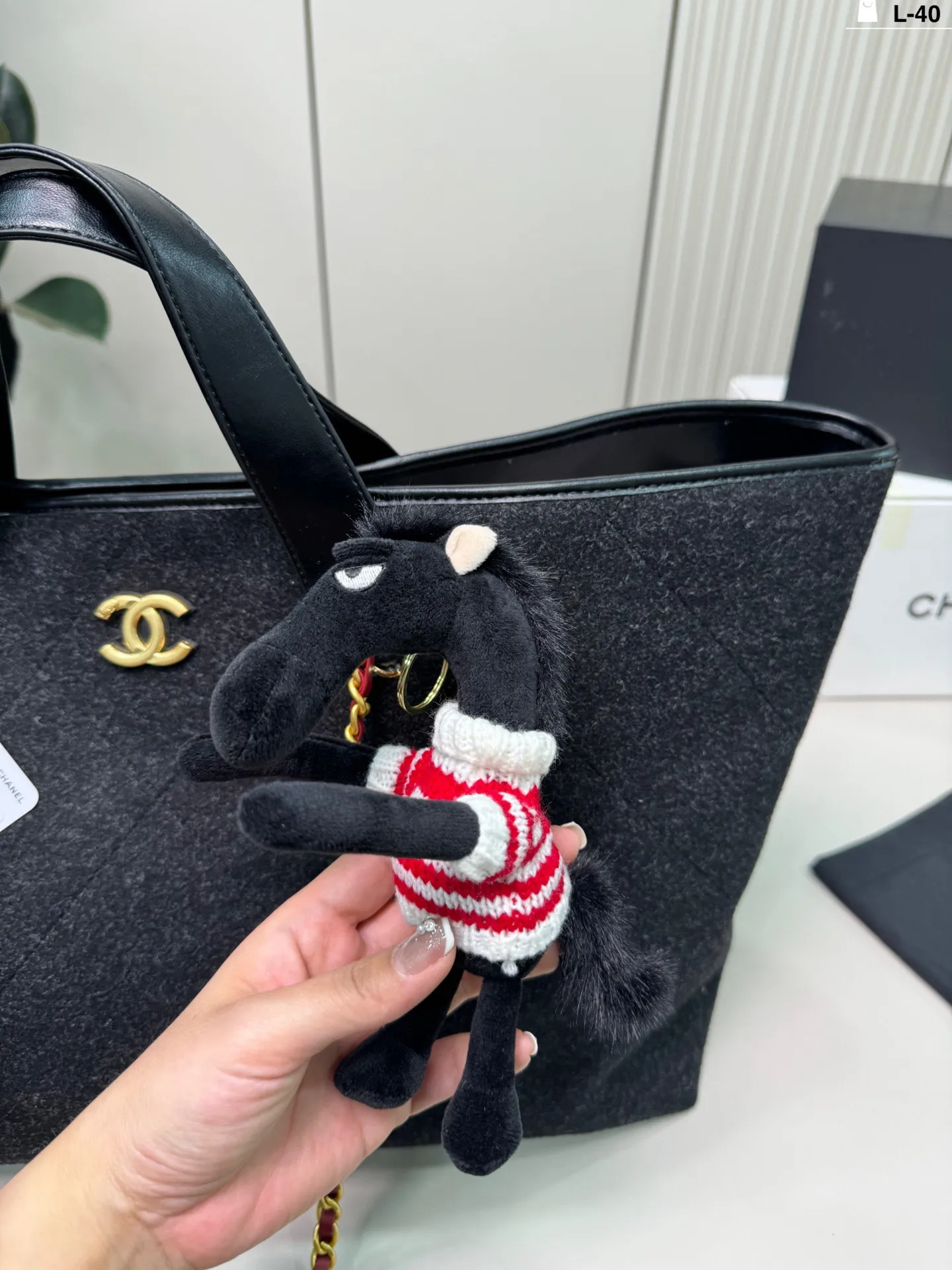 💰p220(配挂件) L-40尺寸45×32 Chanel 香奈儿 毛毡托特腋下包毛呢购物袋沙滩包tote 这款包常见于秋冬季节,适合搭配各种正式或休闲场合的服饰。