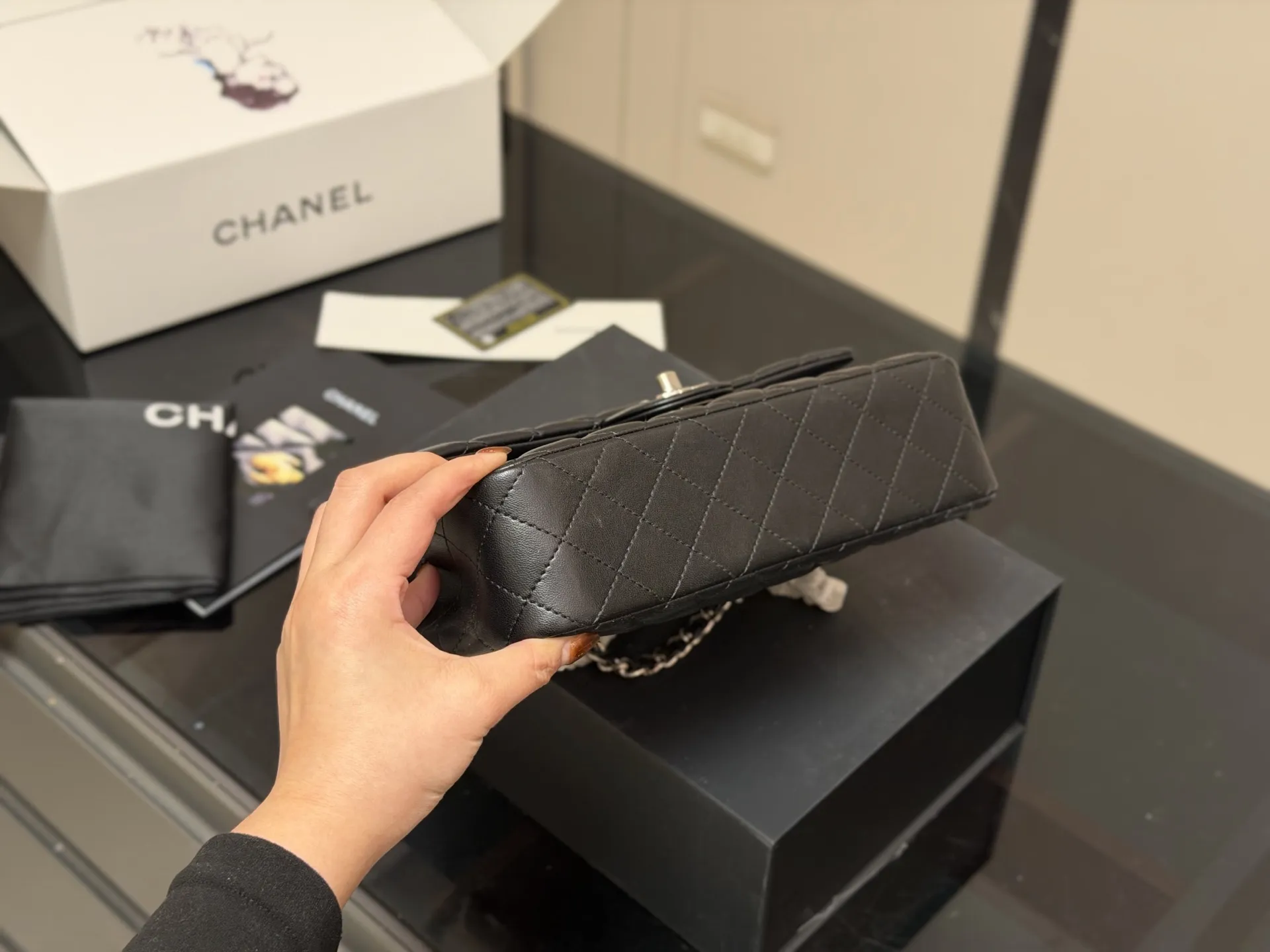 ¥190 ¥185 配折叠盒飞机盒 size:25cm 23cm 香奈儿 cf我们一直很用心在做 秒杀其他市面上的货 顶级羊皮纹 很舒服的一种! 不管您是谁 稳稳hold住哦✔️✔ 四季必备单品!