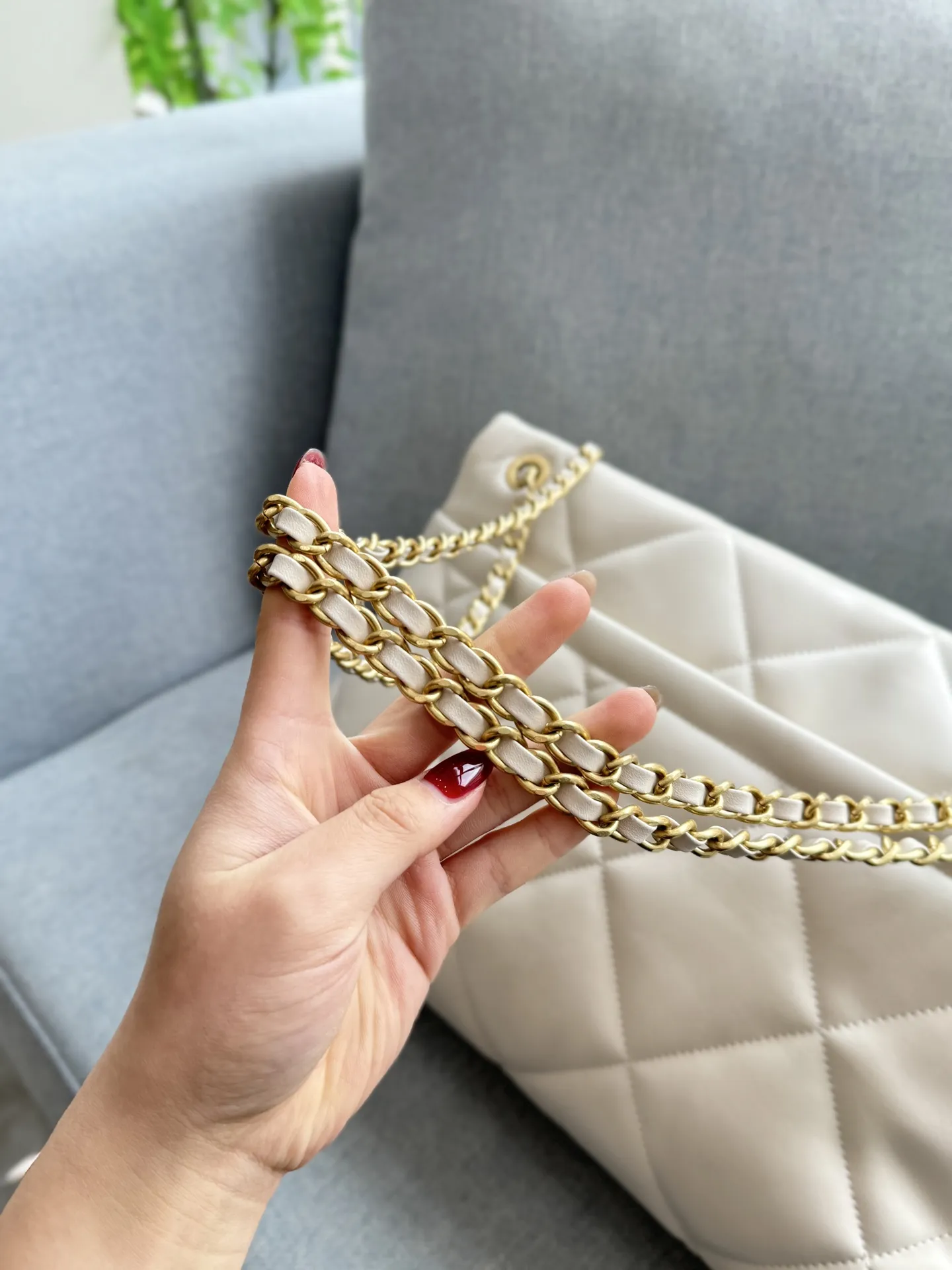 💰220 size:39×26 CHANEL香奈儿 25K 链条包 托特包 腋下包单肩包 复古腔调拉满又有hobo的随性慵懒.把优雅跟松弛融合的恰当好处.包型软乎乎,随手一搭就很有范 复古小香风包包,提升穿搭质感的秘密武器