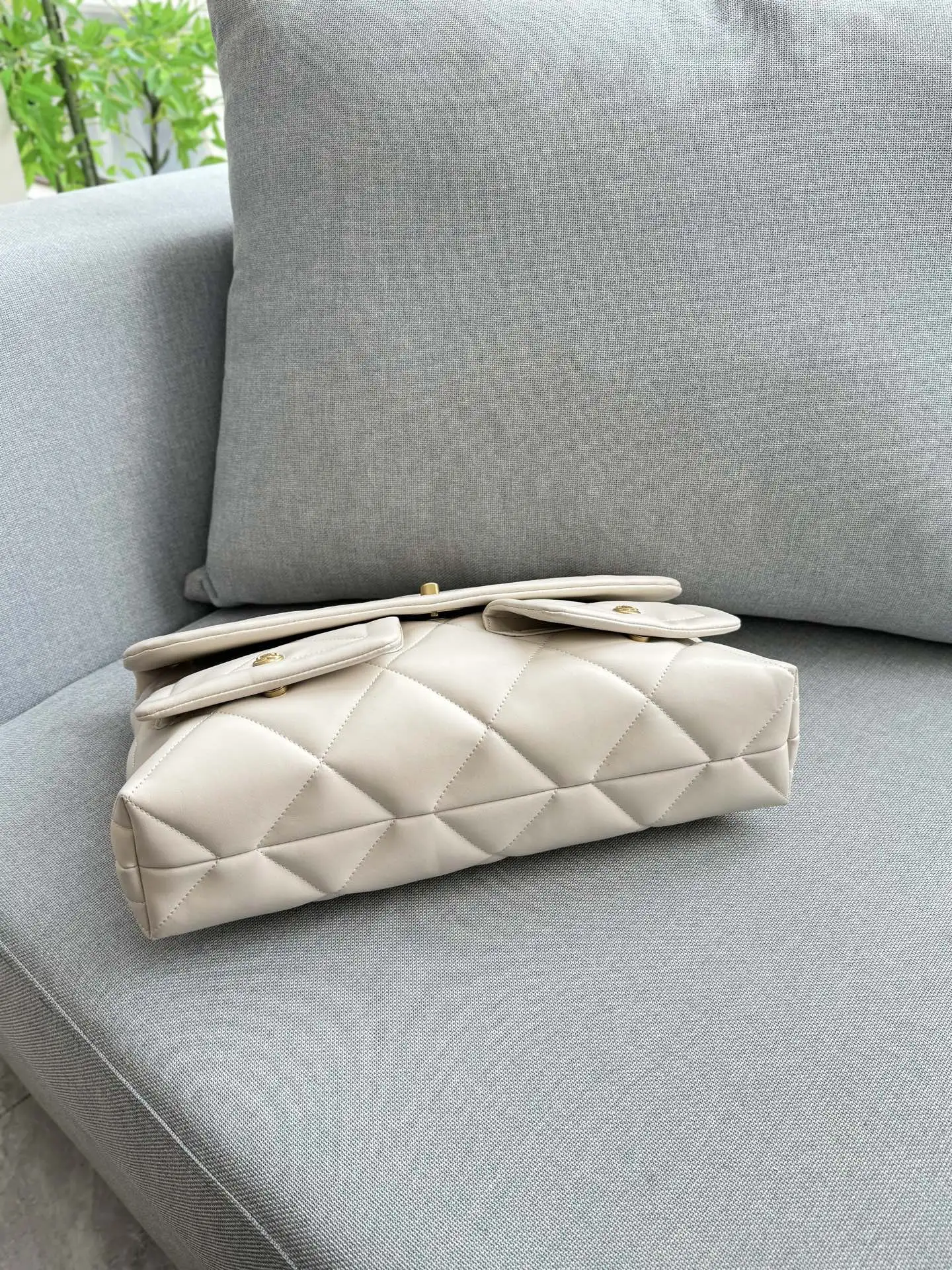 💰220 size：39&times;26 CHANEL香奈儿 25K 链条包 托特包 腋下包单肩包 复古腔调拉满又有hobo的随性慵懒.把优雅跟松弛融合的恰当好处.包型软乎乎，随手一搭就很有范 复古小香风包包，提升穿搭质感的秘密武器