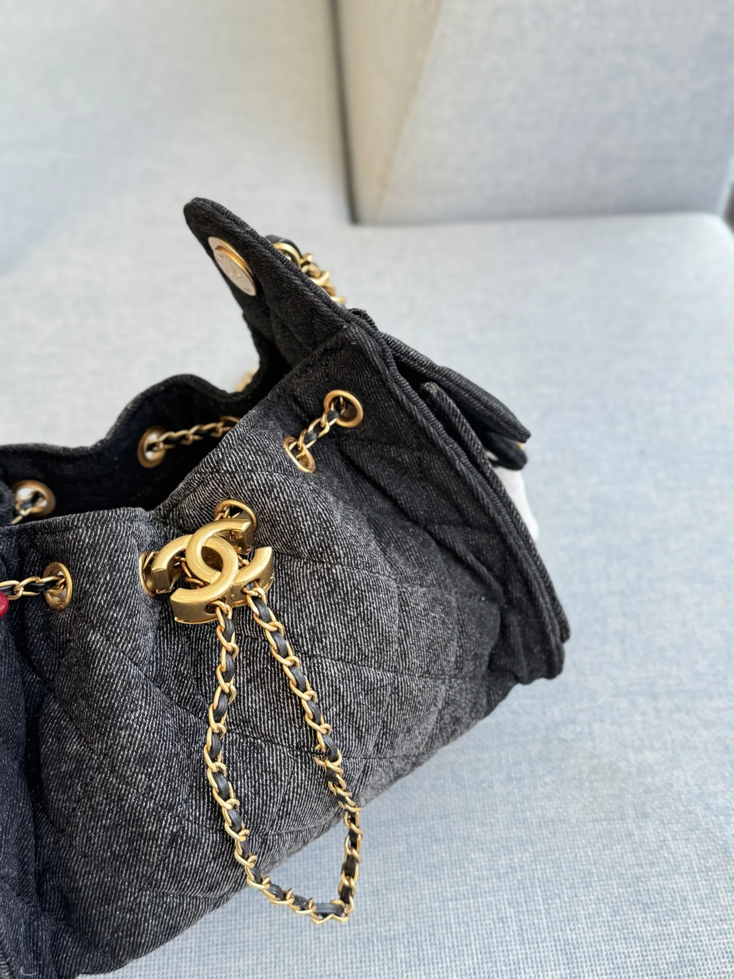 💰215 折叠盒 size：21&times;14 CHANEL香奈儿 25Bag 春夏系列 丹宁牛仔布 Hobo 腋下包链条包单肩包 香奈儿这款牛仔包好好看 一眼爱上 夏日氛围感满满 超好看 甜美夏日感色系25bag 复古又现代~ 属于夏天的颜色~