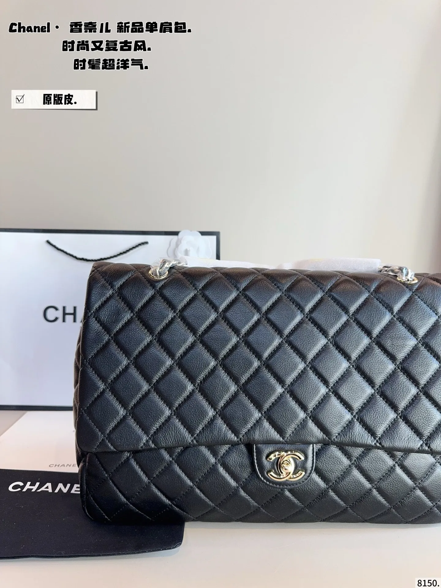 p310 香奈儿外缝线 机场包.好喜欢这种手工缝制感 菱格交错的缝线， 织于柔软的CF表面， 手工痕迹更凸显， 也保留了香奈儿标志元素， 越用越有味道，越旧越有味道尺寸/39*11*27cm