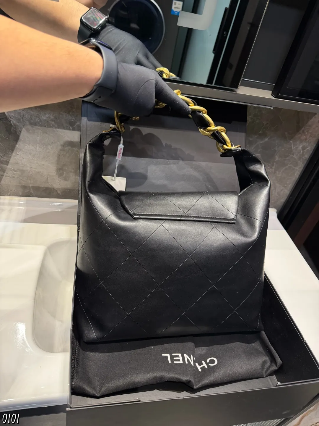 ❤️p165❤️ Chanel 25K Hobo手袋 Chanel 25K Hobo手袋是香奈儿2025秋冬系列新品,亮面小牛皮+经典菱格纹,质感柔软又高级十。粗链条肩带+双C金属扣,细节精致,容量超大,A4纸都能装下,通勤约会都很适合!黑色百搭,秋冬大衣、成熟套装都能轻松驾驭,情懒随性又实用,是本季热门单品之一尺寸35 28cm