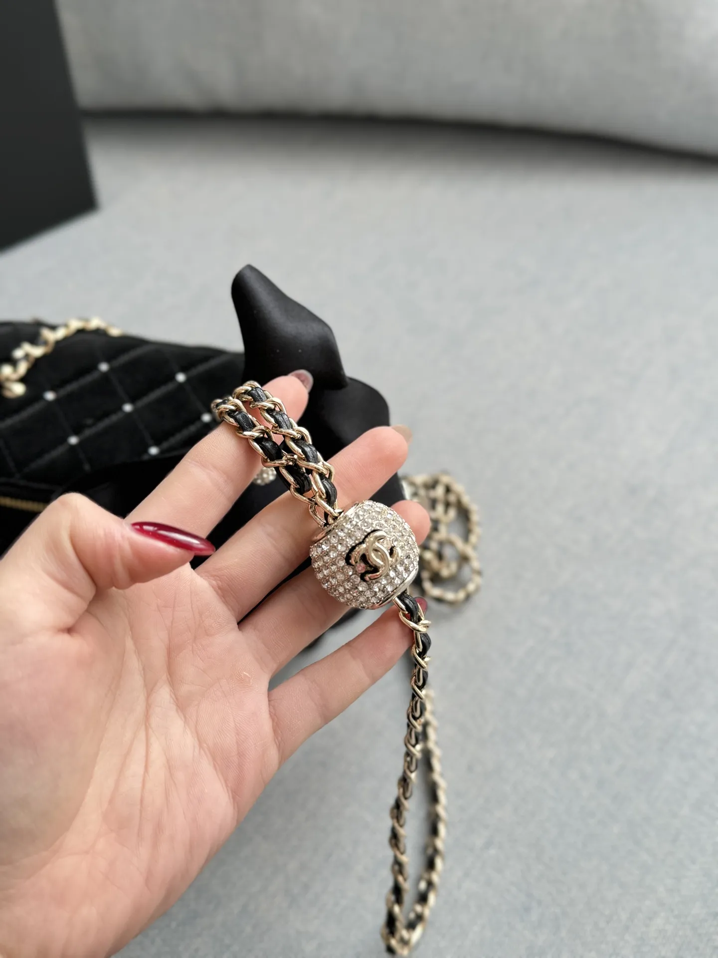 大💰180 小💰160 size：16&times;10/10&times;9 CHANEL香奈儿 25K 天鹅绒 蝴蝶结 钻球 盒子包 链条包 化妆包手提包 兼具时髦和实用性👀 手拎斜挎都🆗容量大又有设计感 这只新款是丝绒材质🦢手感很舒服 配上钉珠在阳光下真的是很闪✨ 上身很有富家千金感 可可爱爱~太讨喜啦