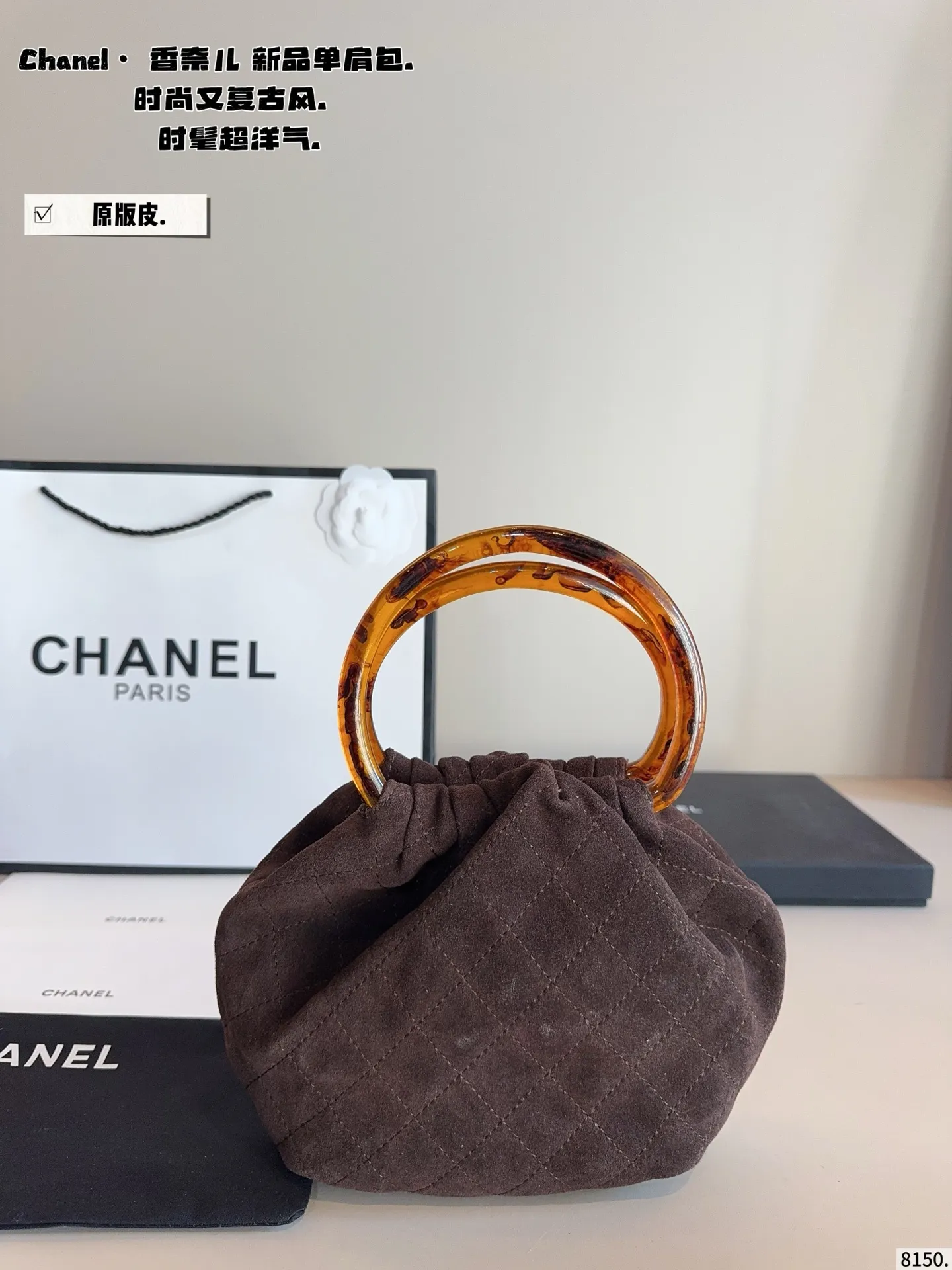 p220.纯皮. chanel香奈儿26c 超精彩的萌物🧉 圆圈小包包好可爱👝 复古玳瑁手柄的设计 透着微微光泽 容易也很客观～手机日用品能放下的哦 材质摸起来触感也很好 超级舒服 推出新系列啦~ 完全是拽姐与甜美的全新组合! 快来寻找属于你的小废包 尺寸：14*8^17cm