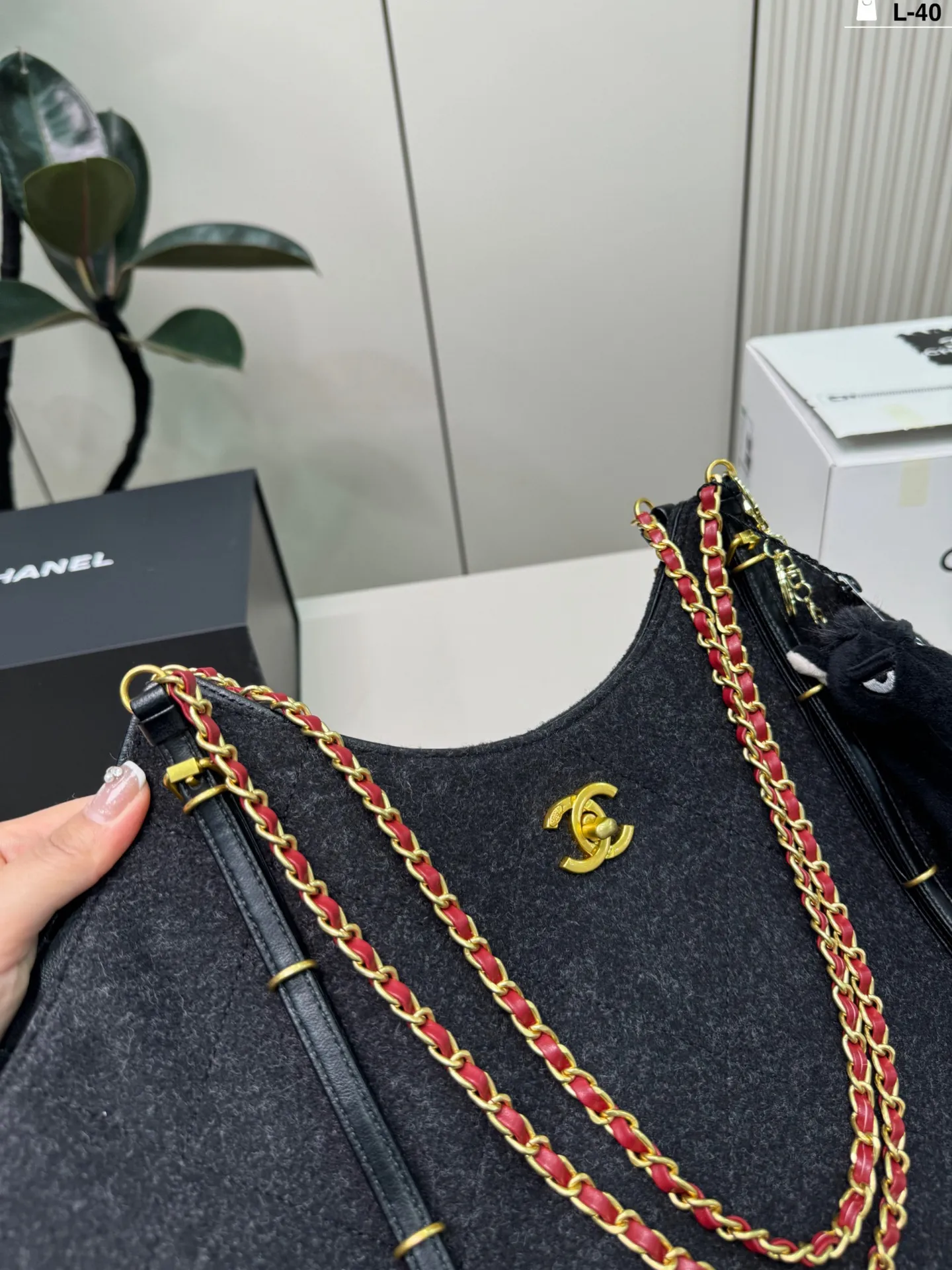 💰p210（配挂件） L-40尺寸32&times;22折叠盒 Chanel 香奈儿 26c毛毡Tote托特包腋下毛呢购物袋 优雅又松弛-，毛毡材质柔软轻盈，日常通勤、休闲出街都超适合！百搭不挑人～26C系列是Vic设计的收官之作，实用又有收藏价值，时髦精必入！