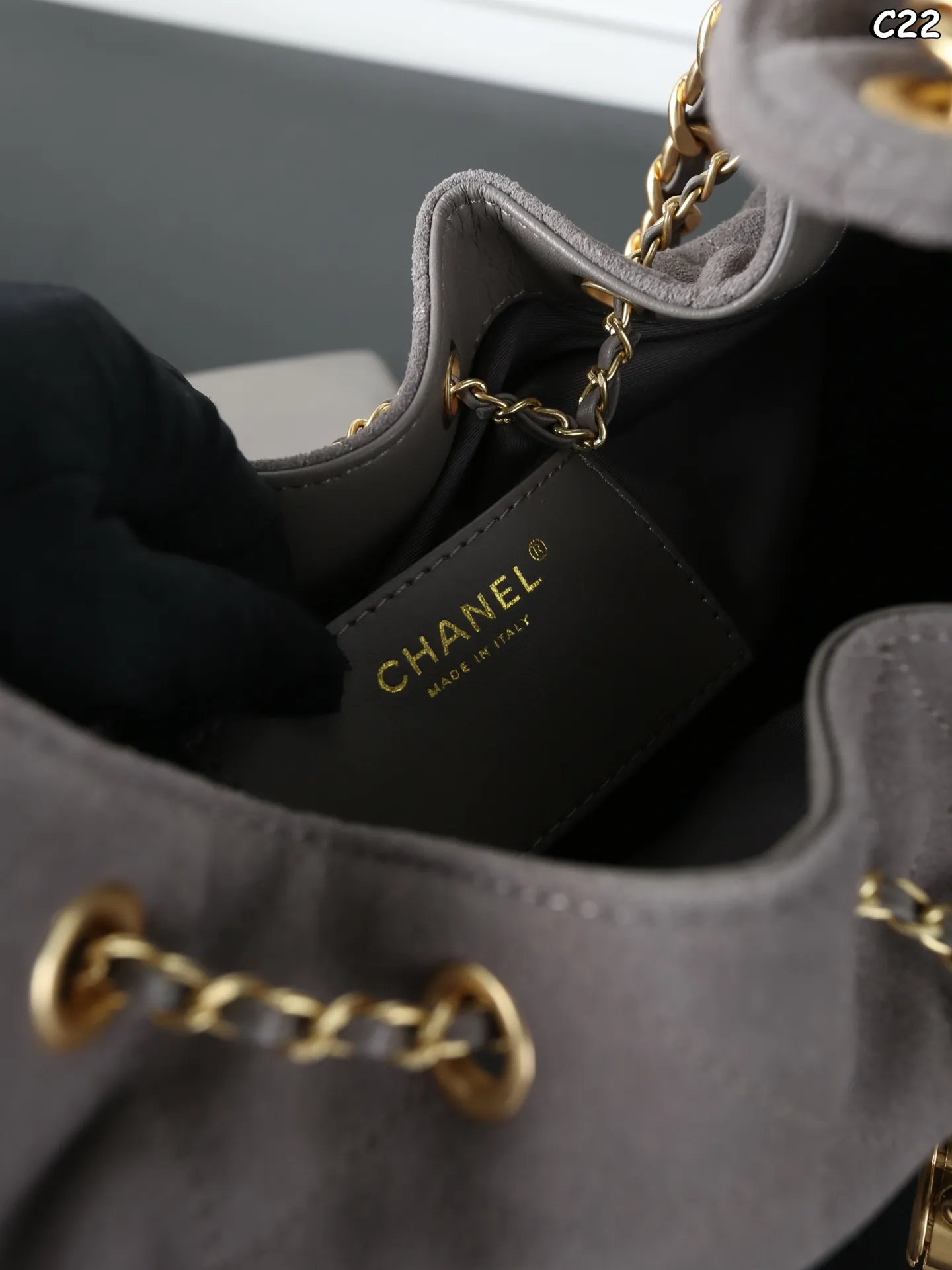 大号P310 折叠盒 小号P280 折叠盒 CHANEL香奈儿 25Bag 25C 麂皮 HOBO 抽绳水桶包 链条包 腋下包 手提单肩包 新款水桶包~大HOBO🎉每一只都超好看! 金色的链条和logo又增添了一丝奢华感 25时尚圈的“新宠”,引领潮流新风尚 侧面的口袋装饰很有都市感工装风 给整体增加了不少时尚因素 尺寸:30×29/26×19