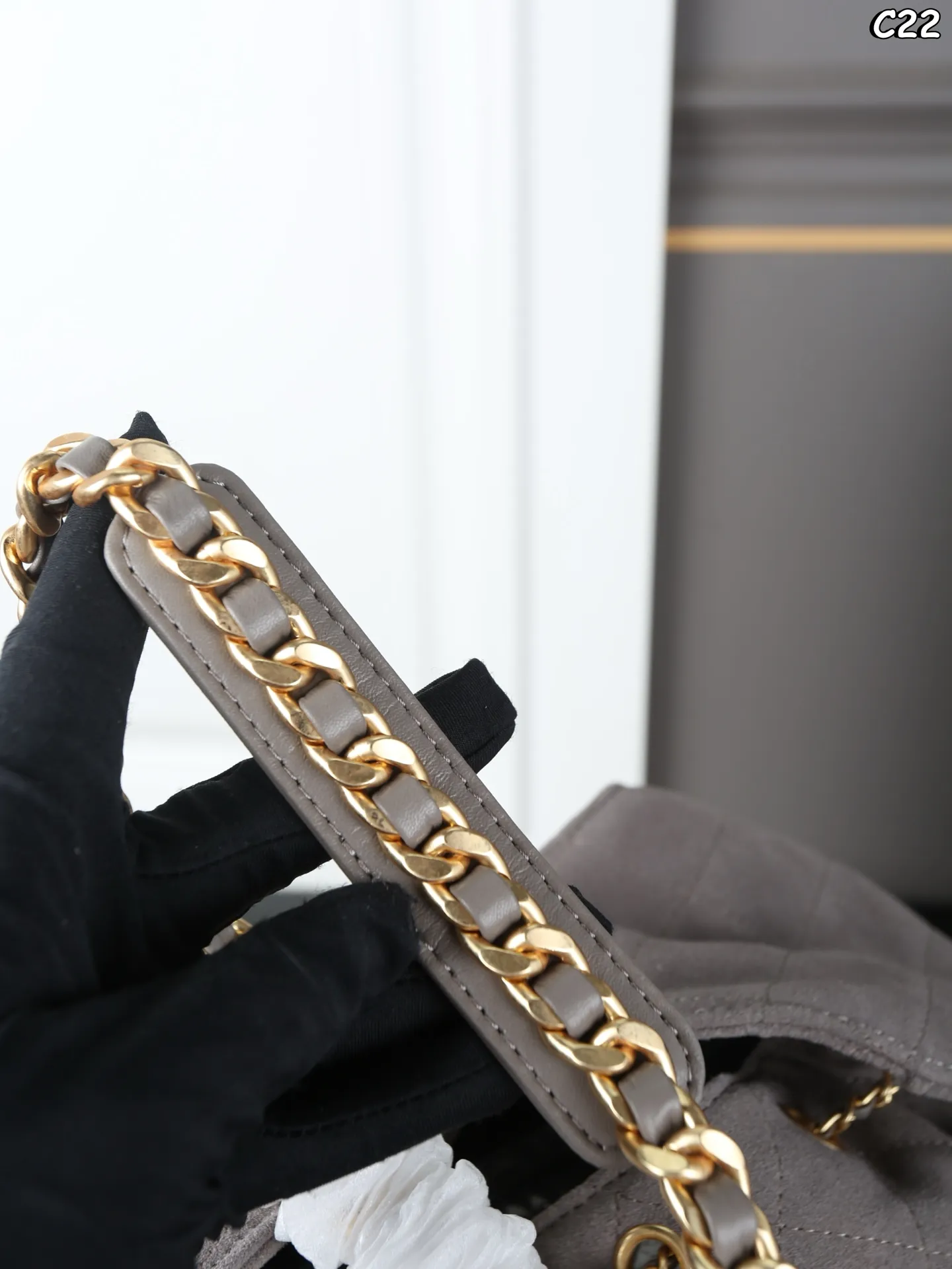 大号P310 折叠盒 小号P280 折叠盒 CHANEL香奈儿 25Bag 25C 麂皮 HOBO 抽绳水桶包 链条包 腋下包 手提单肩包 新款水桶包~大HOBO🎉每一只都超好看! 金色的链条和logo又增添了一丝奢华感 25时尚圈的“新宠”,引领潮流新风尚 侧面的口袋装饰很有都市感工装风 给整体增加了不少时尚因素 尺寸:30×29/26×19