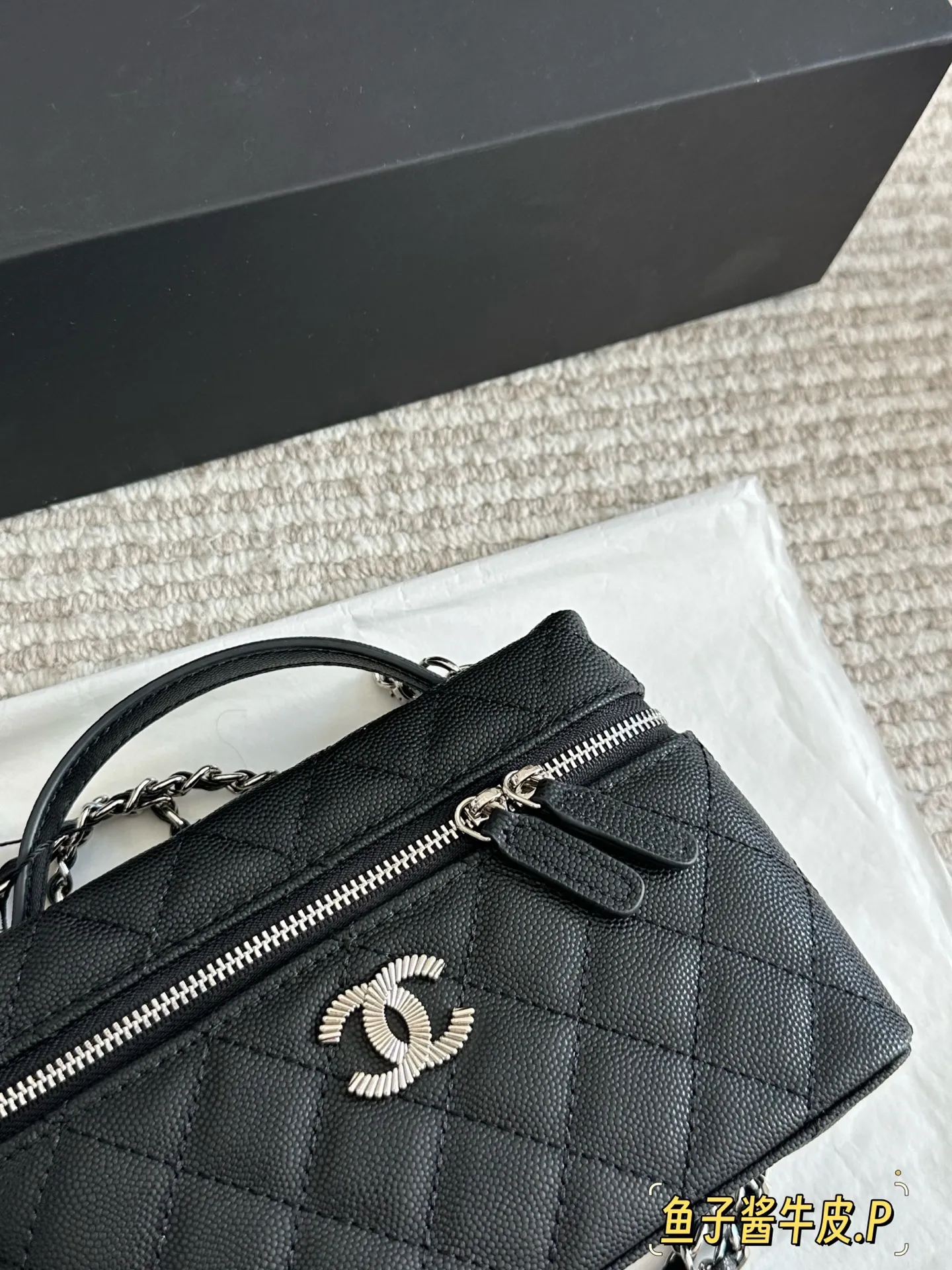 p200 原版牛皮 一Chanel 25c爆款Ip盒子包 运气超级好~ 包型是lp39的大小非常精致可爱这一季最难买的款产量极少19cm 折叠盒