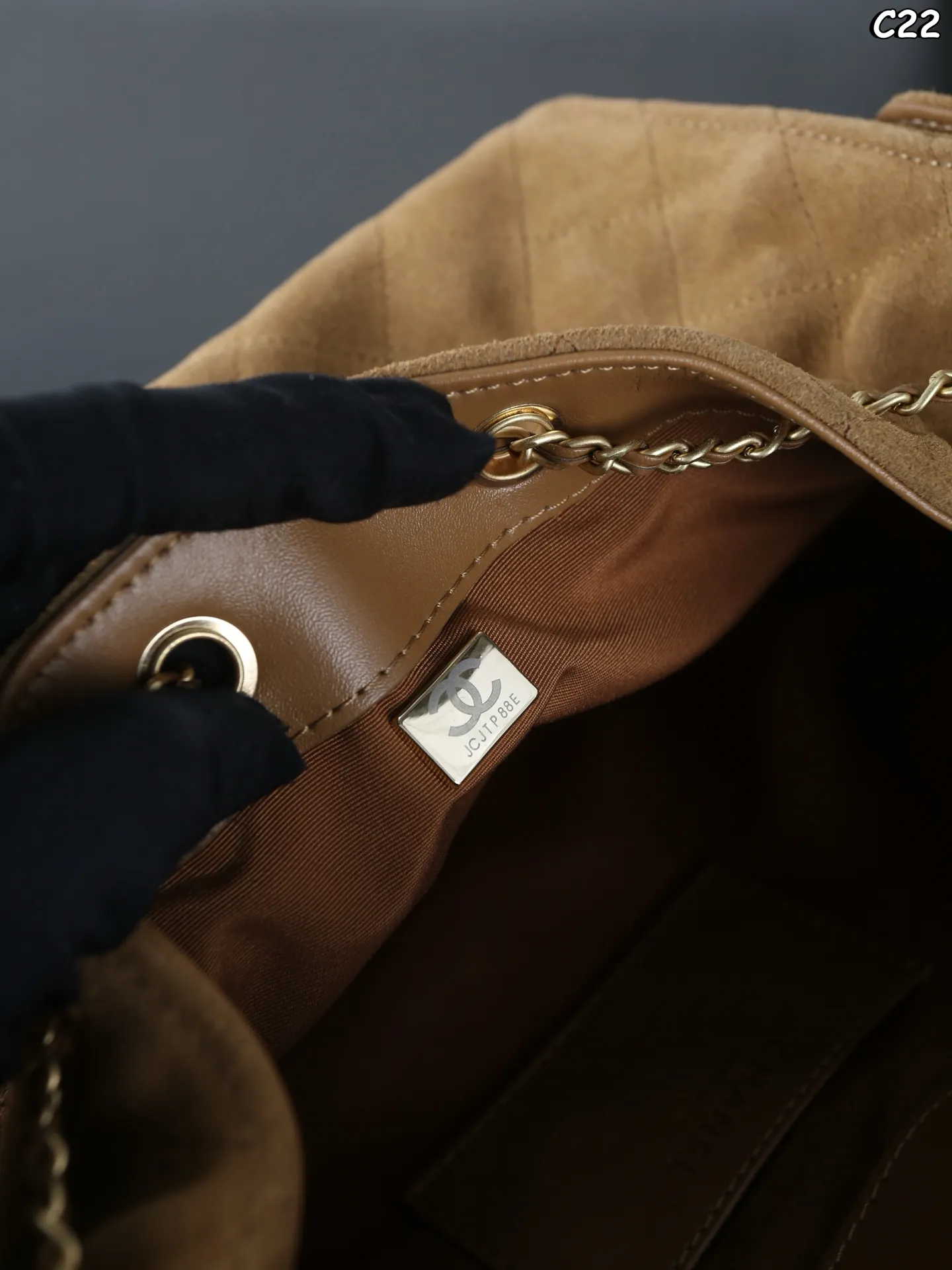 大号P310 折叠盒 小号P280 折叠盒 CHANEL香奈儿 25Bag 25C 麂皮 HOBO 抽绳水桶包 链条包 腋下包 手提单肩包 新款水桶包~大HOBO🎉每一只都超好看！ 金色的链条和logo又增添了一丝奢华感 25时尚圈的&ldquo;新宠&rdquo;，引领潮流新风尚 侧面的口袋装饰很有都市感工装风 给整体增加了不少时尚因素 尺寸：30&times;29/26&times;19