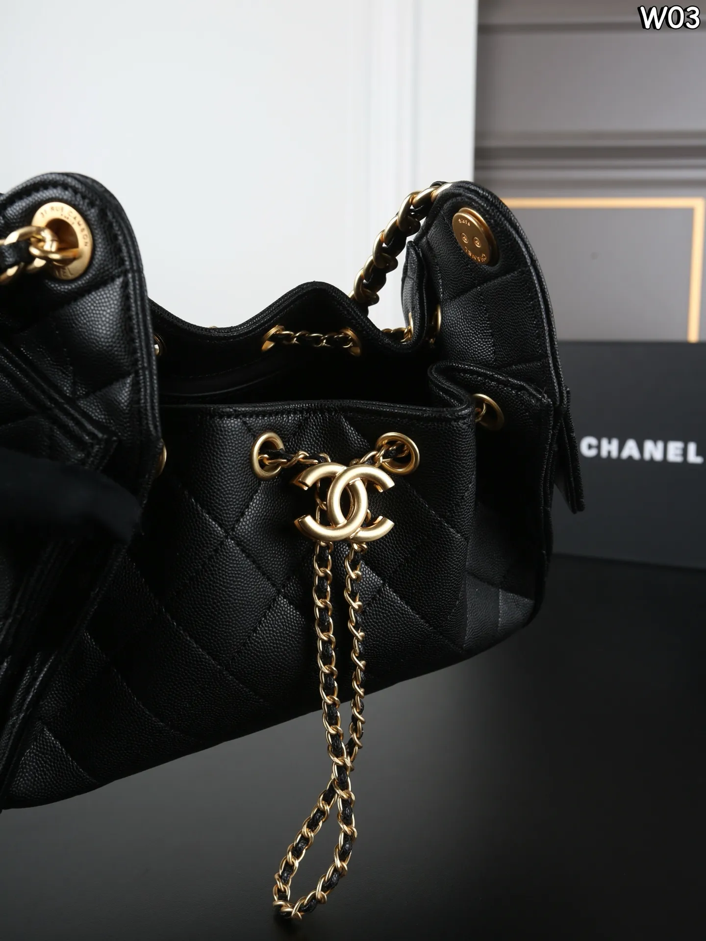 P230 全套礼盒 CHANEL香奈儿 25Bag 25P 鱼子酱 hobo 抽绳水桶包 腋下包链条包单肩包 抽绳水桶包，慵懒感拉满，酷girl必备单品，容量大。实物超好看，上身随性高级 尺寸：22.5&times;14