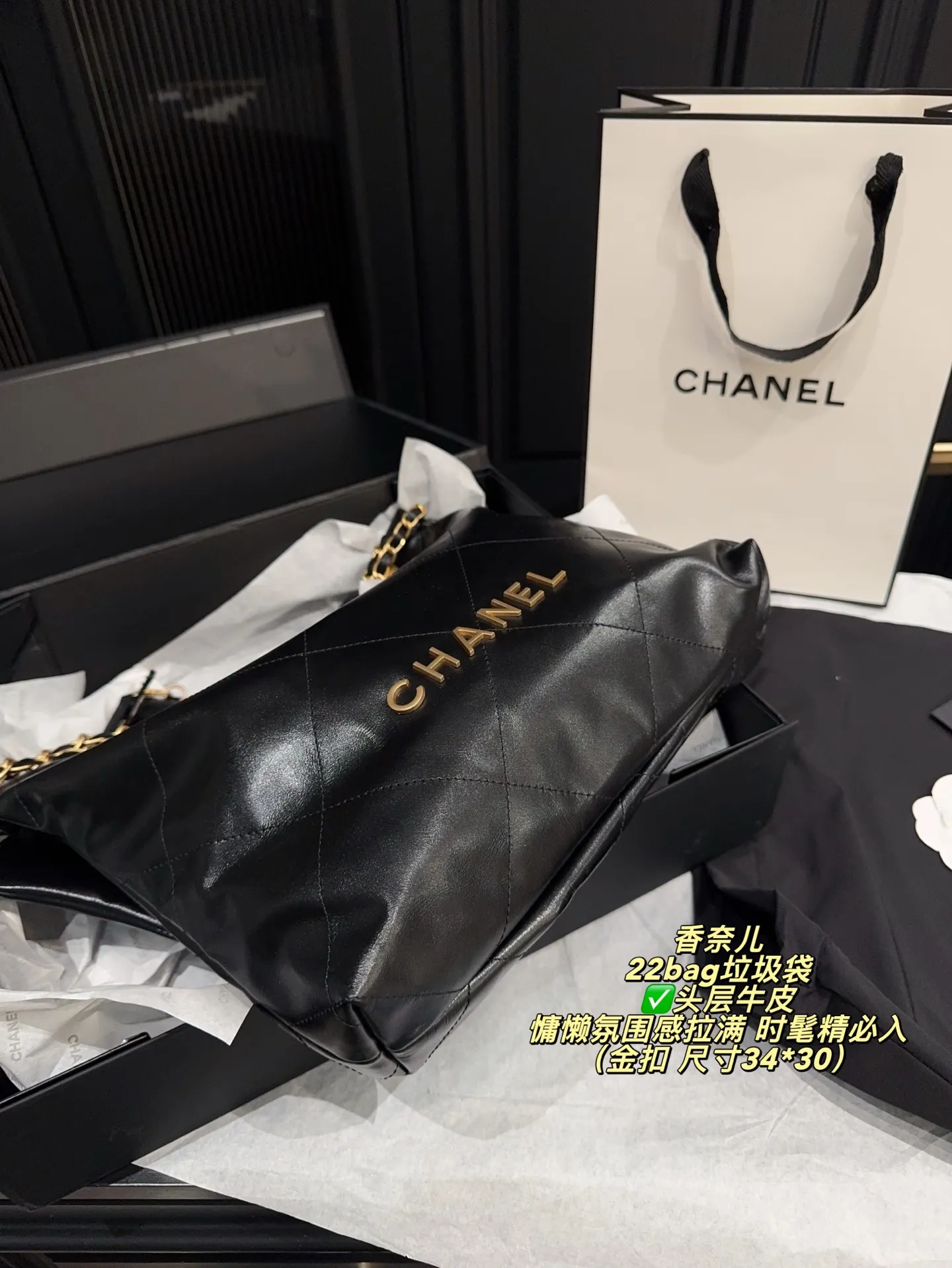 ✅头层牛皮 P315全套包装⚠️尺寸34*30 香奈儿 CHANEL 22bag垃圾袋 慵懒氛围感拉满设计融合了时尚与现代元素 展现出别样的可爱和时髼啦~只是看着就感受到活力四射啦~金属配皮logo 点缀其中,展现出一种低调而不失华丽的风格大金币的点缀,则洋溢着复古而高贵的氛围女孩子背上它简直超显气质哒