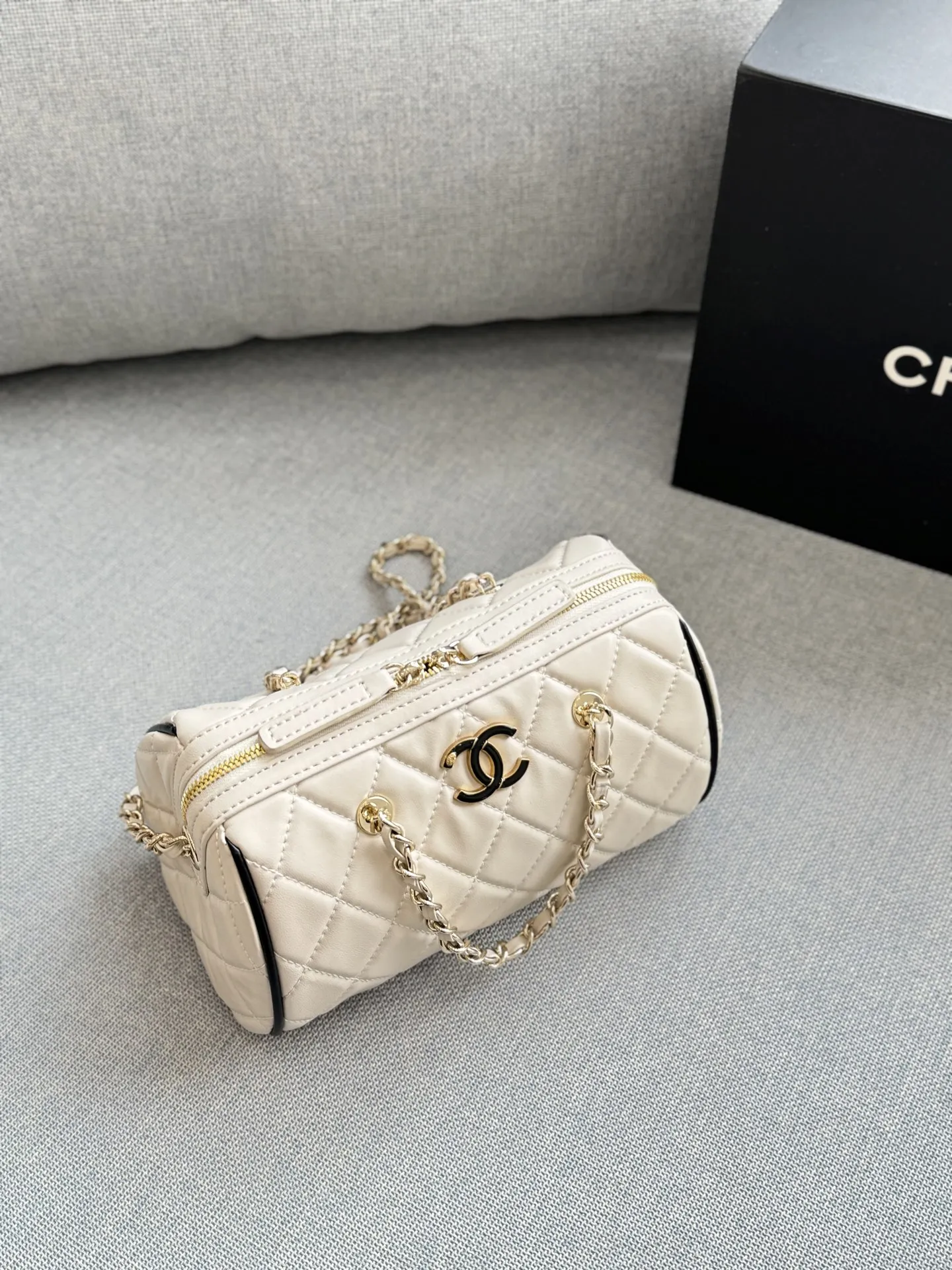 💰180 size：19&times;11 CHANEL香奈儿 25P 撞色 保龄球包 圆筒包 斜挎单肩包 经典黑色白色菱格纹小羊皮，黑色滚边+金色五金，黑白撞色超有辨识度十。小巧圆筒造型,容量刚好，手机、口红都能装下。链条肩带+手柄设计,手提斜挎都很方便，日常出街百搭不出错!