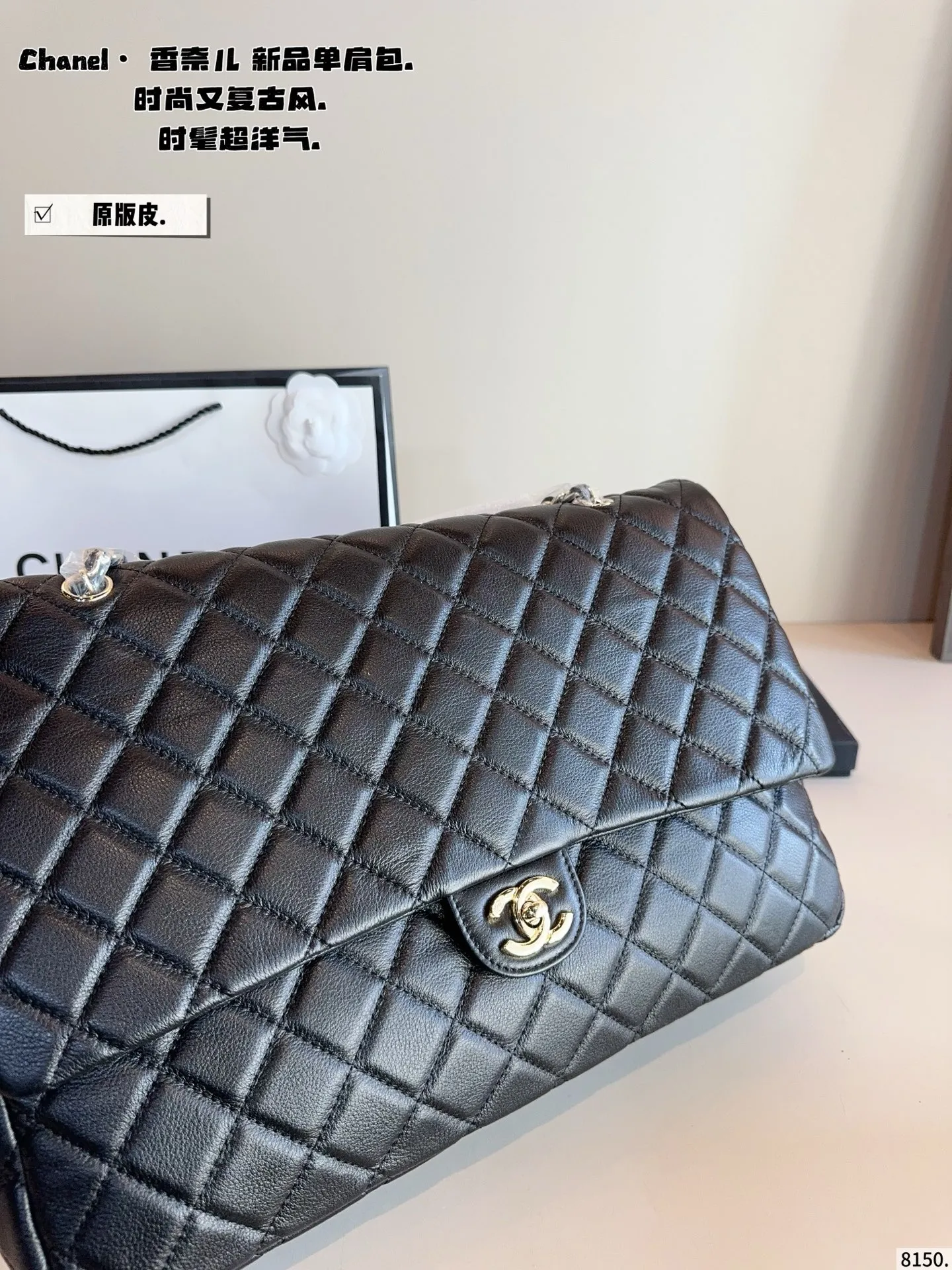 p310 香奈儿外缝线 机场包.好喜欢这种手工缝制感 菱格交错的缝线, 织于柔软的CF表面, 手工痕迹更凸显, 也保留了香奈儿标志元素, 越用越有味道,越旧越有味道尺寸/39*11*27cm