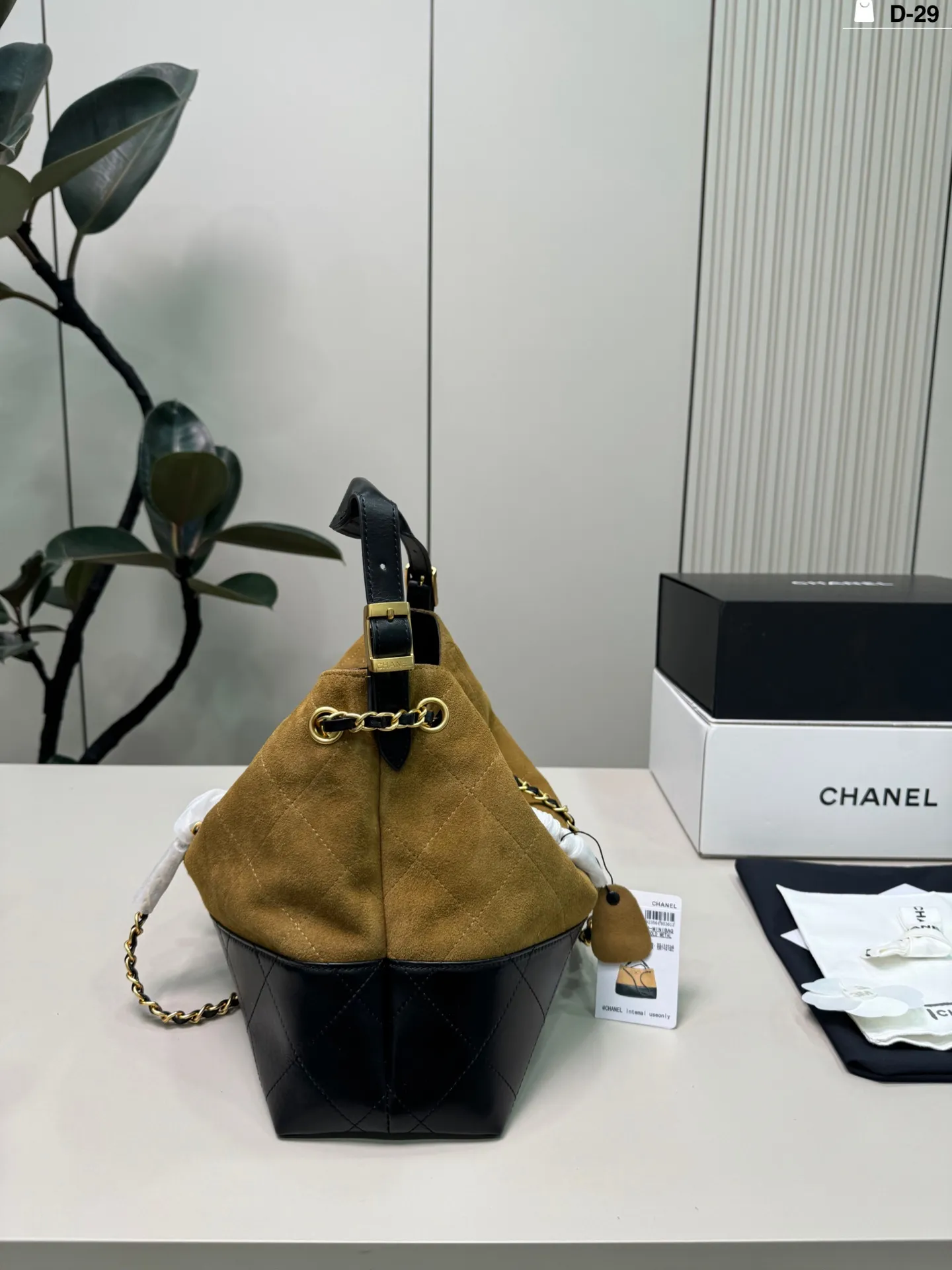 💰p270（羊皮） D-29尺寸34&times;25折叠盒 CHANEL香奈儿25A麂皮拼色托特包 复古又高级!链条肩带可单肩or手提，通勤，逛街都超百搭 麂皮材质柔软有质感，越用越有包浆，秋冬搭配大衣毛衣 氛围感拉满 ，实用又时髦!