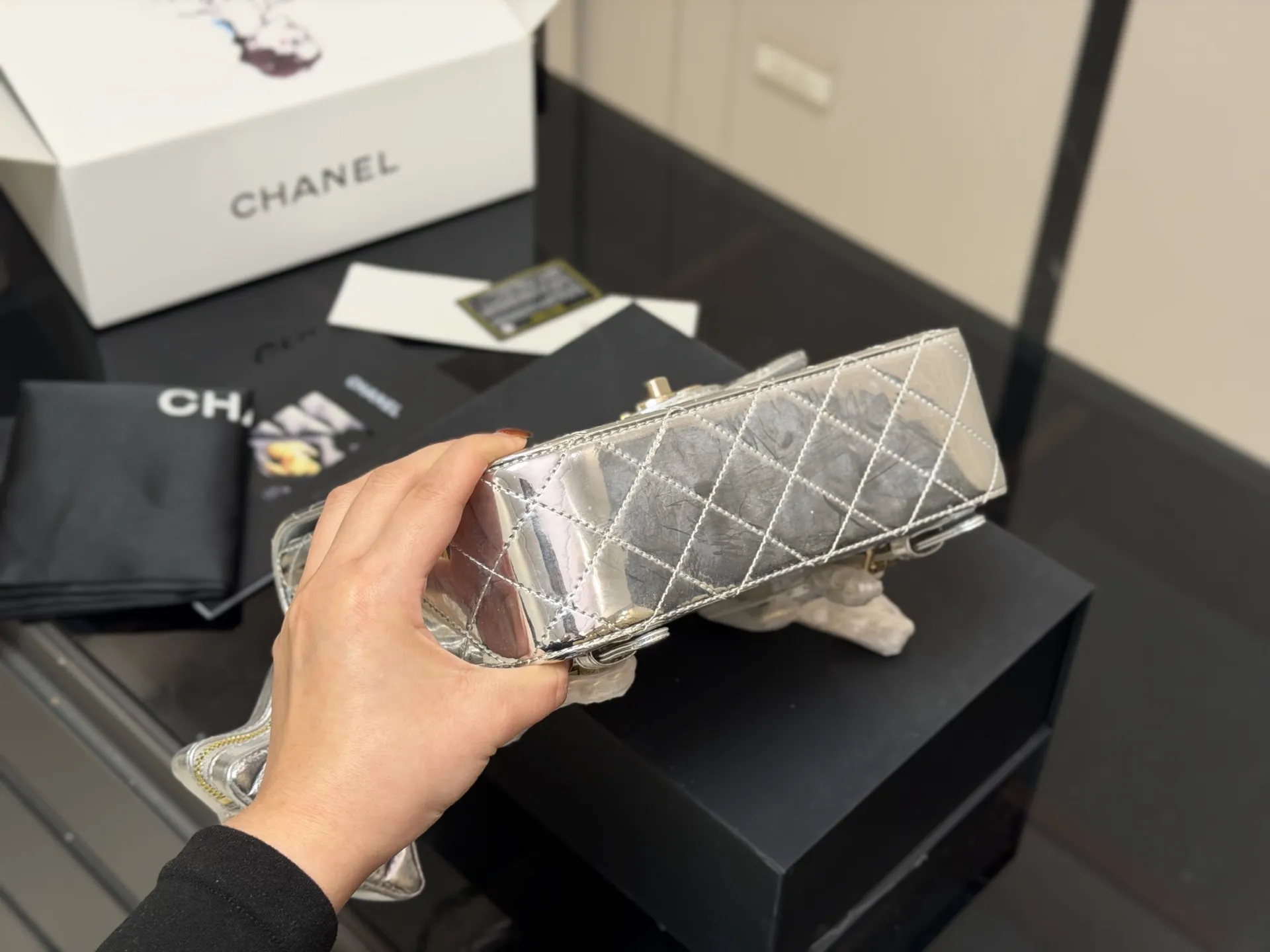 ¥215 配折叠盒 size:24*19cm 香奈儿 24C 漆皮双肩包 这个真的是太太太好看了! 金的刚刚好不俗艳不张扬很能装! ⚠️还有小星星⭐️哦!