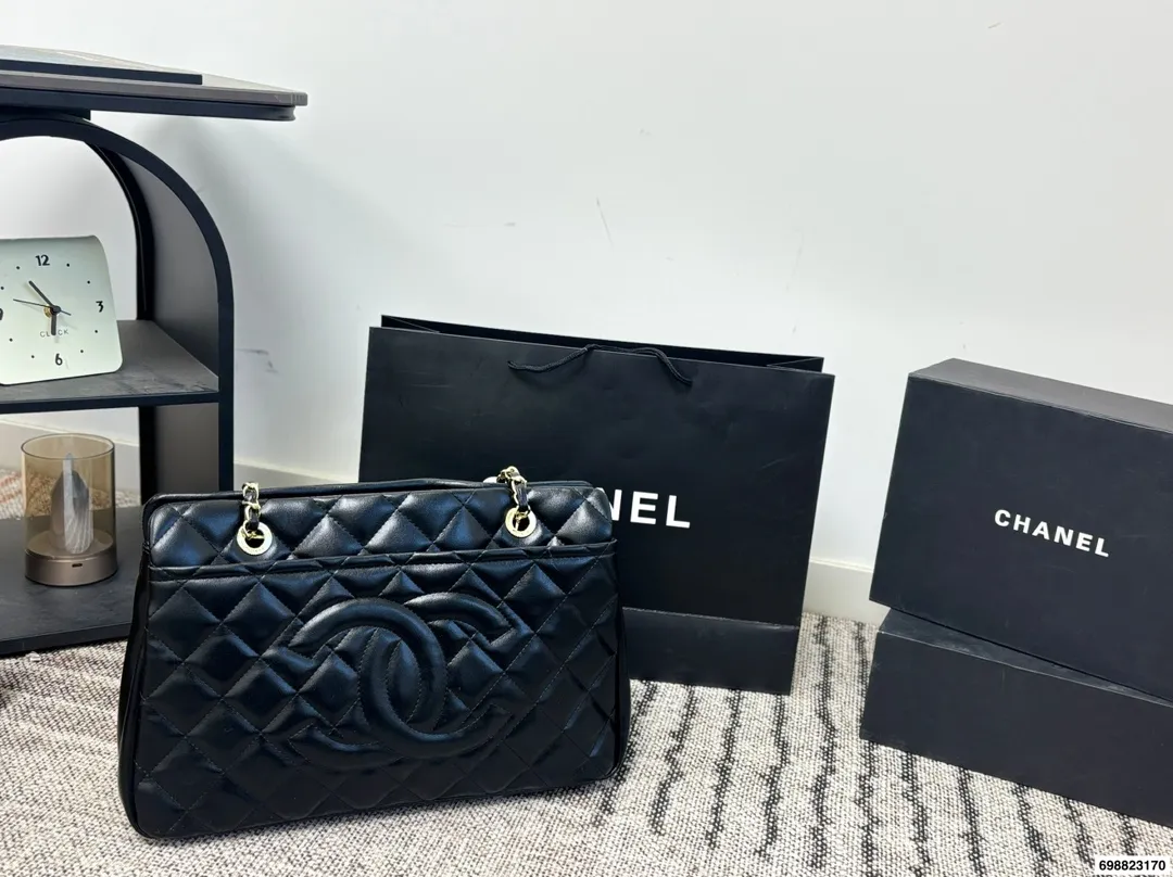 P230⚠️尺寸37*24 香奈儿 Chanel 托特腋下链条⛓️包 经典菱格纹＋银色链条，低调又奢华，日常通勤超适合！容量大，内部多隔层，收纳力满分上。链条可调节，单肩or斜挎都OK，实用又时髦，是香奈儿托特包里的热门款！