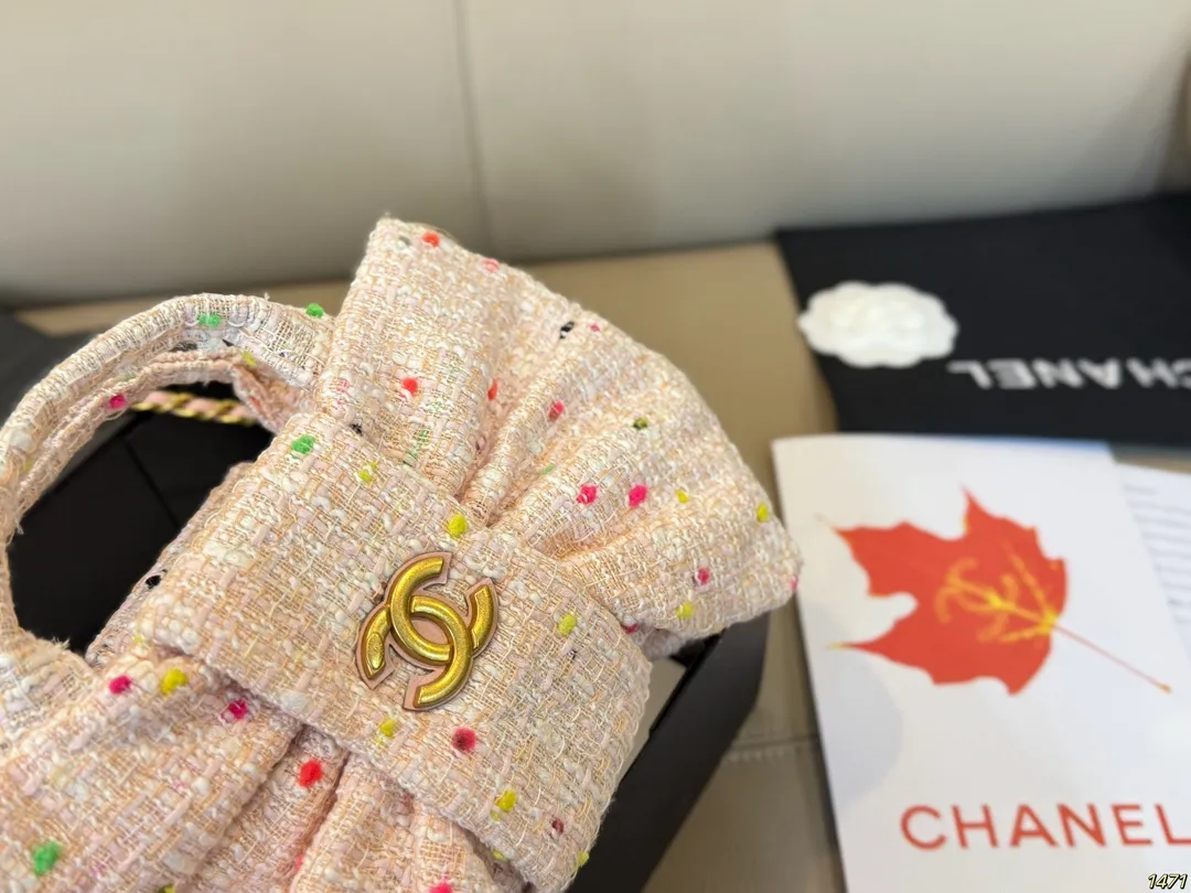 大号&yen;190折叠盒 小号&yen;170双盒 Chanel 香奈儿25K蝴蝶结包 香奈儿2025秋冬系列新品，搭配金色双C Logo，优雅又高级。包型灵感来自蝴蝶结，立体造型超有辨识度，容量适中，通勤或出行都很OK！链条肩带可手提/肩背，实用又时髦。尺寸32 27/21 16