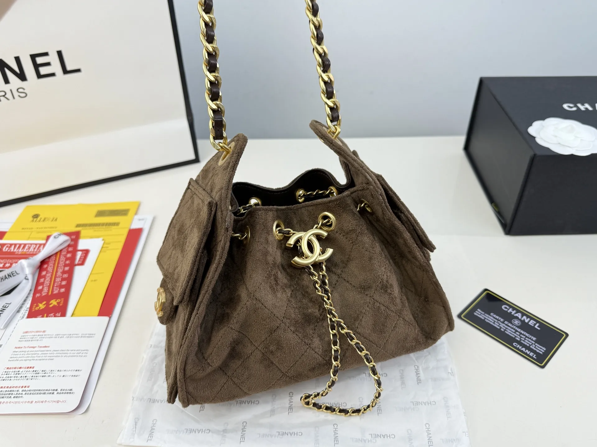 (全套包装⚠️)大小号同价p230 Chanel 25bag 小号真绝绝子! 今年香奈儿25s系列简直美爆... 这只hobo是个小号尺寸个人觉得比较日常 鹿皮绒的质感颗粒没这么重反而很细腻 也比较耐磨~时髦精必备单品! 日常出门完全够了 size:26*21cm size:23*15cm