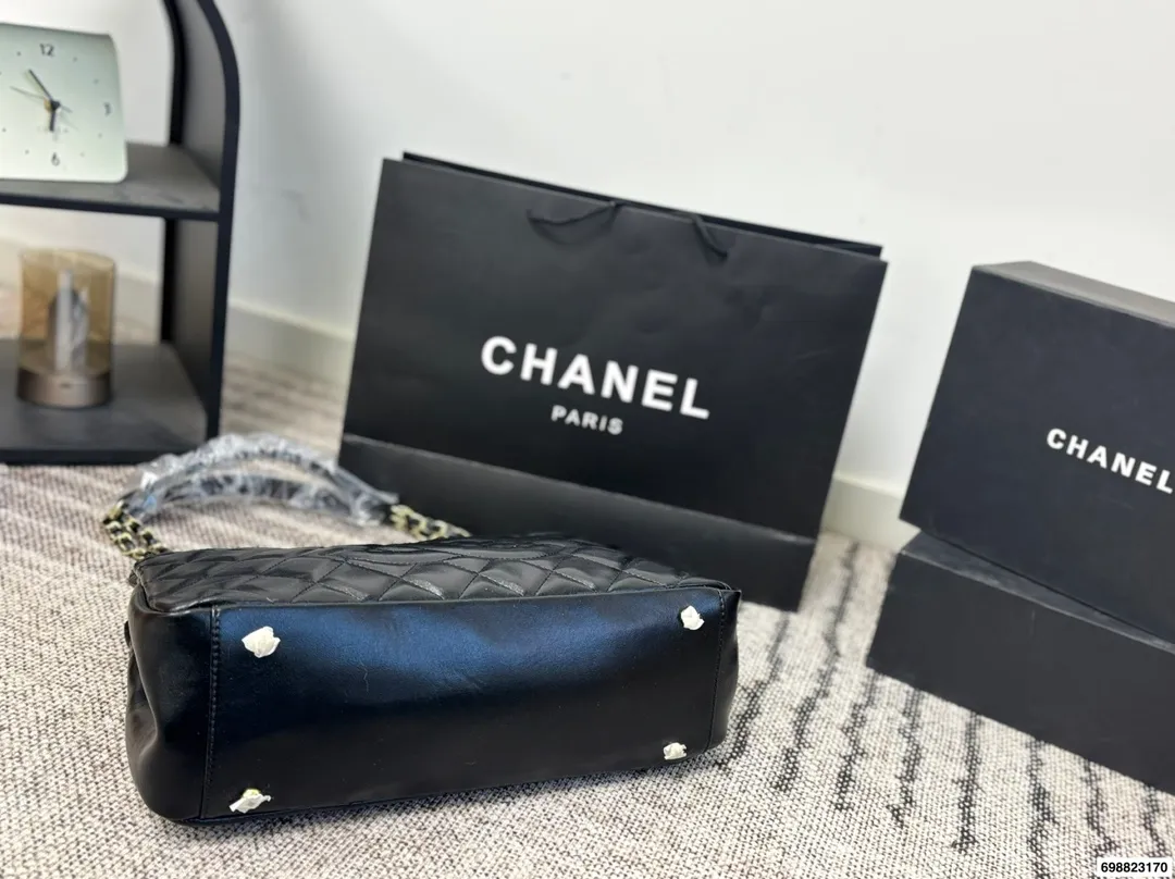 P230⚠️尺寸37*24 香奈儿 Chanel 托特腋下链条⛓️包 经典菱格纹＋银色链条，低调又奢华，日常通勤超适合！容量大，内部多隔层，收纳力满分上。链条可调节，单肩or斜挎都OK，实用又时髦，是香奈儿托特包里的热门款！