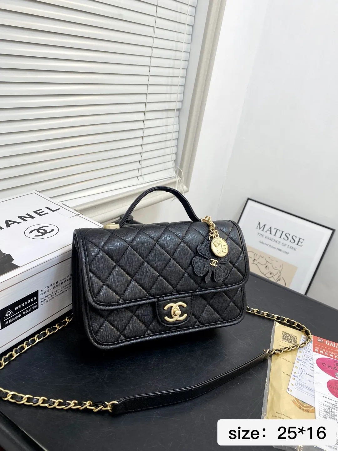 🅿️💰195 配折叠盒 尺寸25*16 香奈儿Chanel 25K｜怎么能抵挡住香奈美的魅力 白色这叫一个经典 复古优雅 满满的高级感 大小适中 容量感人 休闲正装皆可轻松驾驭 5644