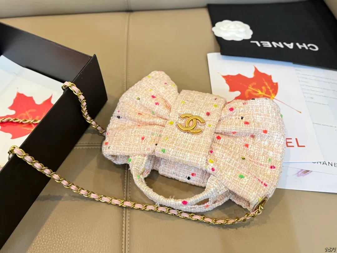 大号&yen;190折叠盒 小号&yen;170双盒 Chanel 香奈儿25K蝴蝶结包 香奈儿2025秋冬系列新品，搭配金色双C Logo，优雅又高级。包型灵感来自蝴蝶结，立体造型超有辨识度，容量适中，通勤或出行都很OK！链条肩带可手提/肩背，实用又时髦。尺寸32 27/21 16