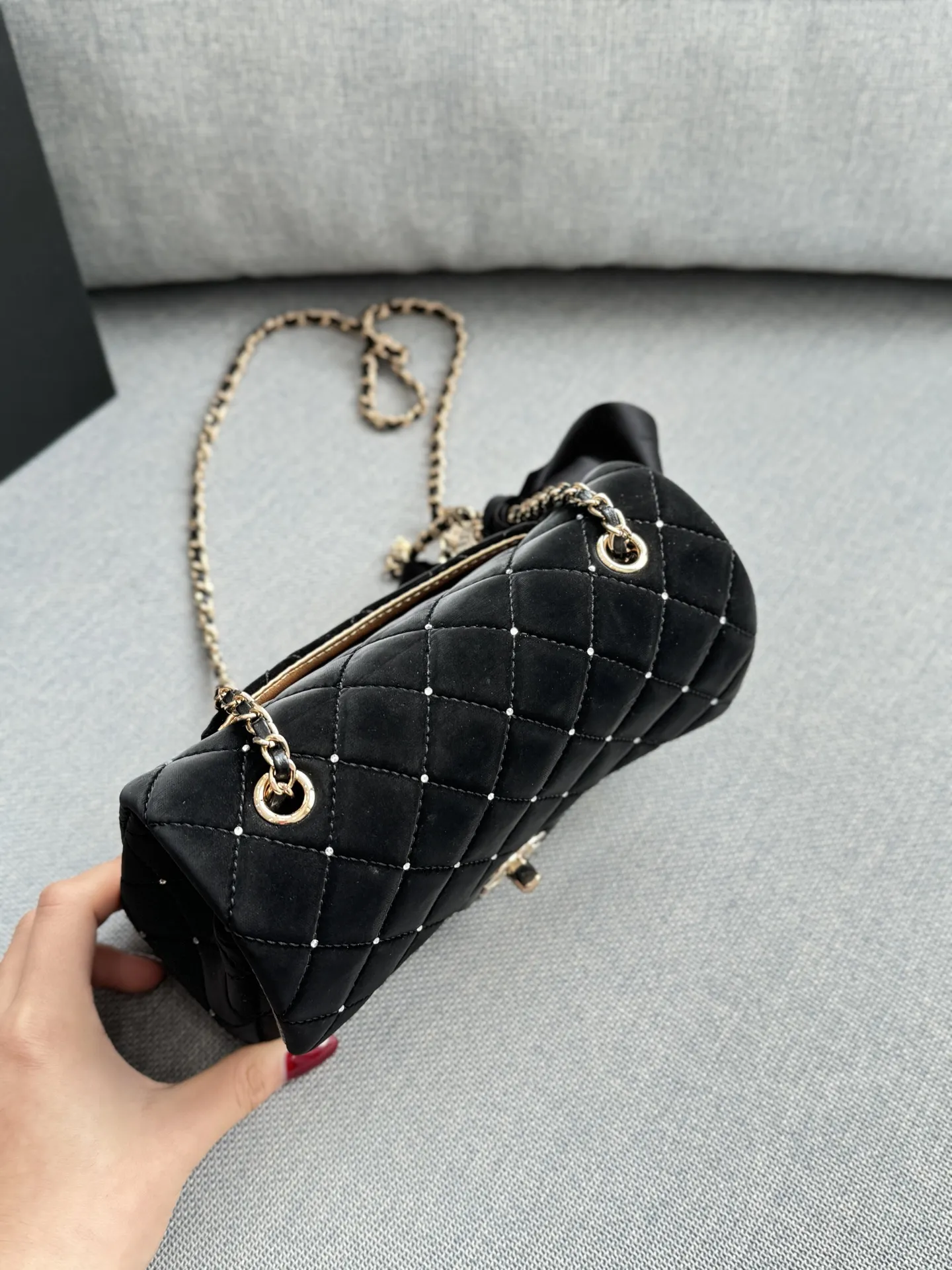 大💰170 小💰160 size：20&times;12/17&times;12 CHANEL香奈儿 Classic Flap CF 25A 丝绒 钻球 蝴蝶结 方胖子 链条包 单肩包 黑色丝绒材质+经典菱格纹，点缀小钻超精致。蝴蝶结装饰优雅复古，金属链条+双C标志，品牌感满满! 日常出街或晚宴都能轻松驾驭，丝绒自带光泽，四季都能搭配，实用又时髦，是香奈儿经典系列的代表作之一