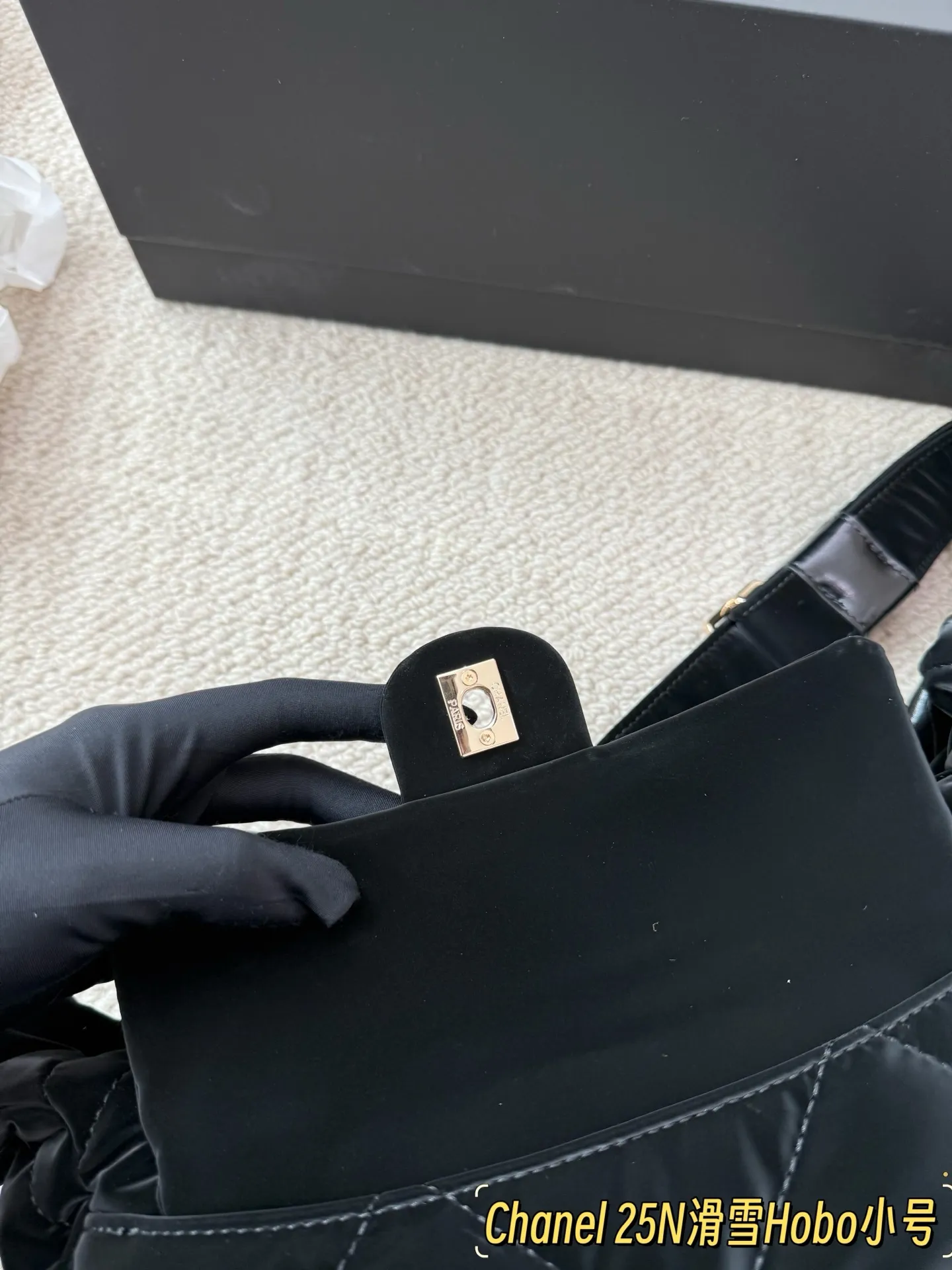 P235 顶级原单 Chanel 25N滑雪系列Hobo包 ▼香奈儿25N滑雪系列Hobo包,黑色绗缝尼龙材质,轻便又耐用,金属链条+皮质肩带,双链条设计超有辨识度 +。正面双C Logo, 品牌感满满!小号日常通勤、休闲都OK,单肩斜挎随心切换,实用又时髦。滑雪系列灵感,户外感与时尚兼具,去年超火山,时髦精们都爱!25cm