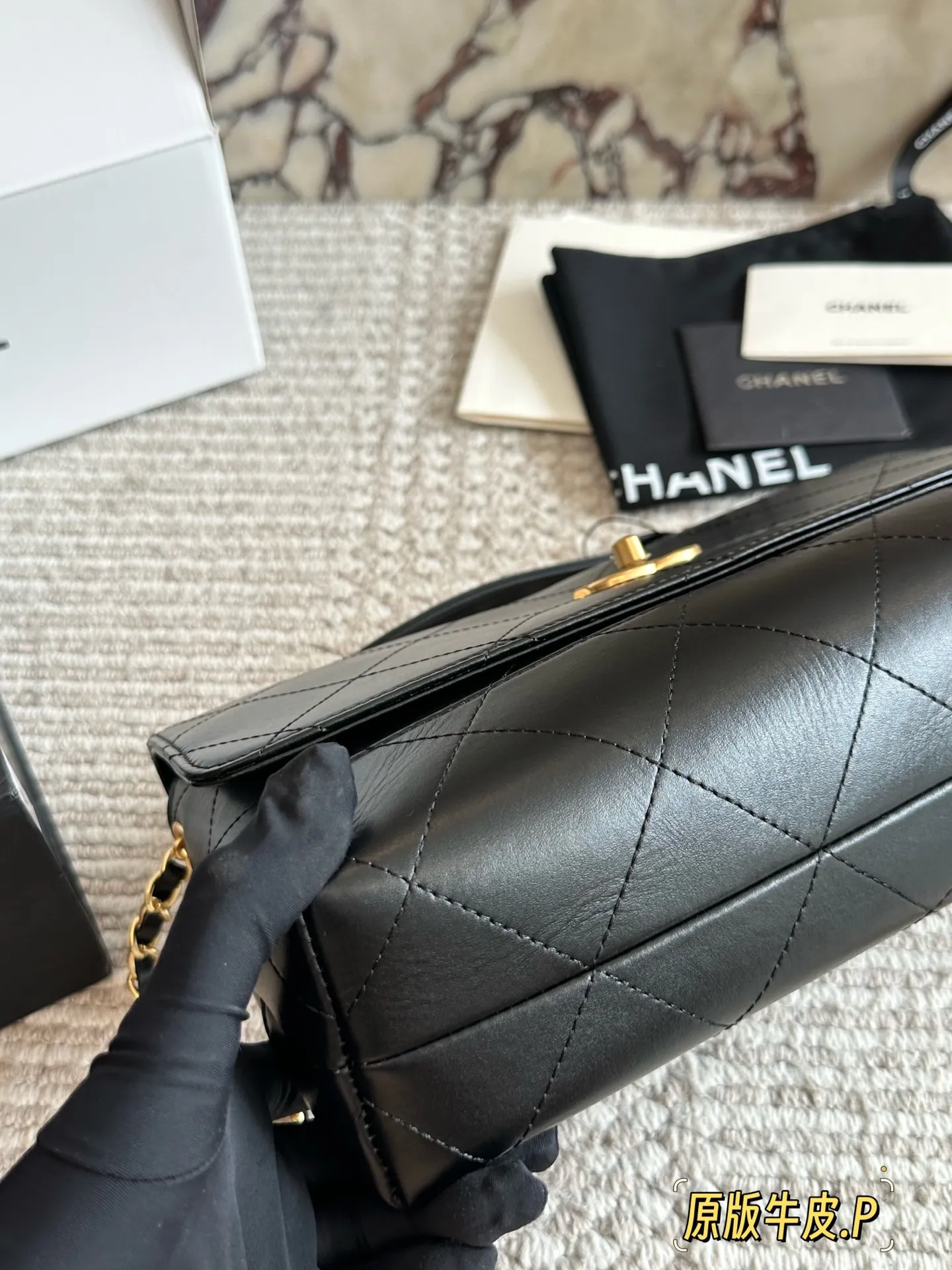 p265 原版皮 今期Chanel終於出爆款了... 剛」上新的CHANEL手工房系列中最熱度最高的應是包包了;特別是掠皮小牛皮的大包包了! 說真的今期的包包款是特別多,拼皮的話灰色是特別吸晴,CHANEL很少推出這種款色,如果是對掠皮很有興趣的小紅薯,是可以沖的!但我是長期使用主義者,這只不是我杯茶! 另外,今年推出了這個CF MINI小掛包(是屬於小皮具);埏 有趣的,手工亦很精美,有DOUBLE FLAP, HAHA;28*17