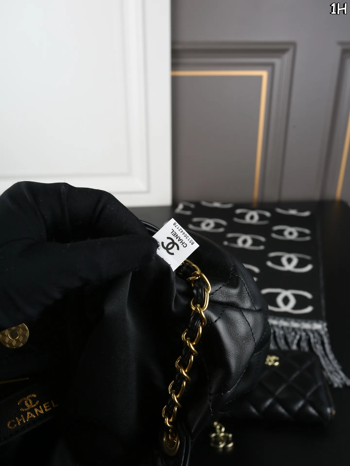 P150 CHANEL香奈儿 蝴蝶结链条包➕围巾➕钱包 Chanel蝴蝶结包太可爱了 酷女孩必备 25K蝴蝶结手袋🎀中号太可爱啦 融合经典菱格纹，休闲又甜美 让一整个包都好甜美啊打破包包的常规形态！让蝴蝶结从配饰成为主角👑 双𝐂扣在包中间很抢眼[萌萌哒R] 羊皮营造出一种&ldquo;蓬松&rdquo;&ldquo;柔美&rdquo;的感觉～ 尺寸：41&times;28/12&times;9.5