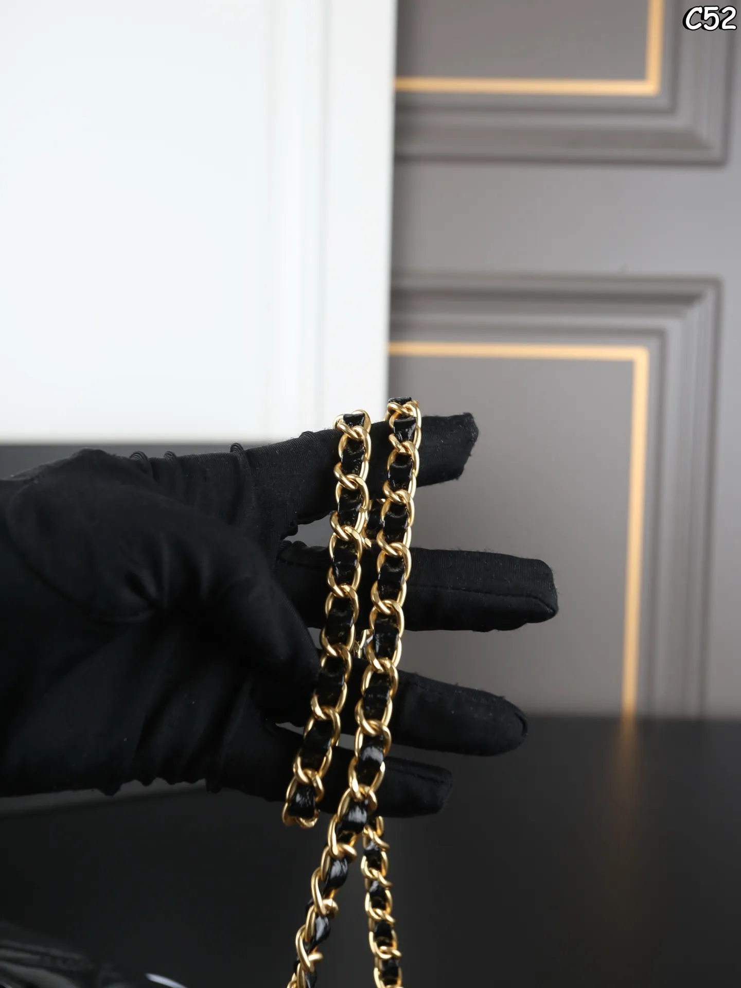 大P260 全套礼盒 小P250 全套礼盒 CHANEL香奈儿 25K 油蜡皮 法棍包 单肩手提包 链条包 高级迷人的质感💫 长度也玩得超大胆 香风的经典符号被重新唤醒 Lulu Tenney的清冷感完美驾驭 小香新款手柄法棍包~也太优雅高级 尺寸:31×12/19×12