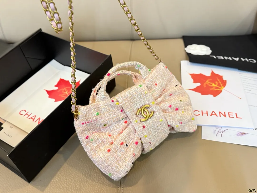 大号&yen;190折叠盒 小号&yen;170双盒 Chanel 香奈儿25K蝴蝶结包 香奈儿2025秋冬系列新品，搭配金色双C Logo，优雅又高级。包型灵感来自蝴蝶结，立体造型超有辨识度，容量适中，通勤或出行都很OK！链条肩带可手提/肩背，实用又时髦。尺寸32 27/21 16