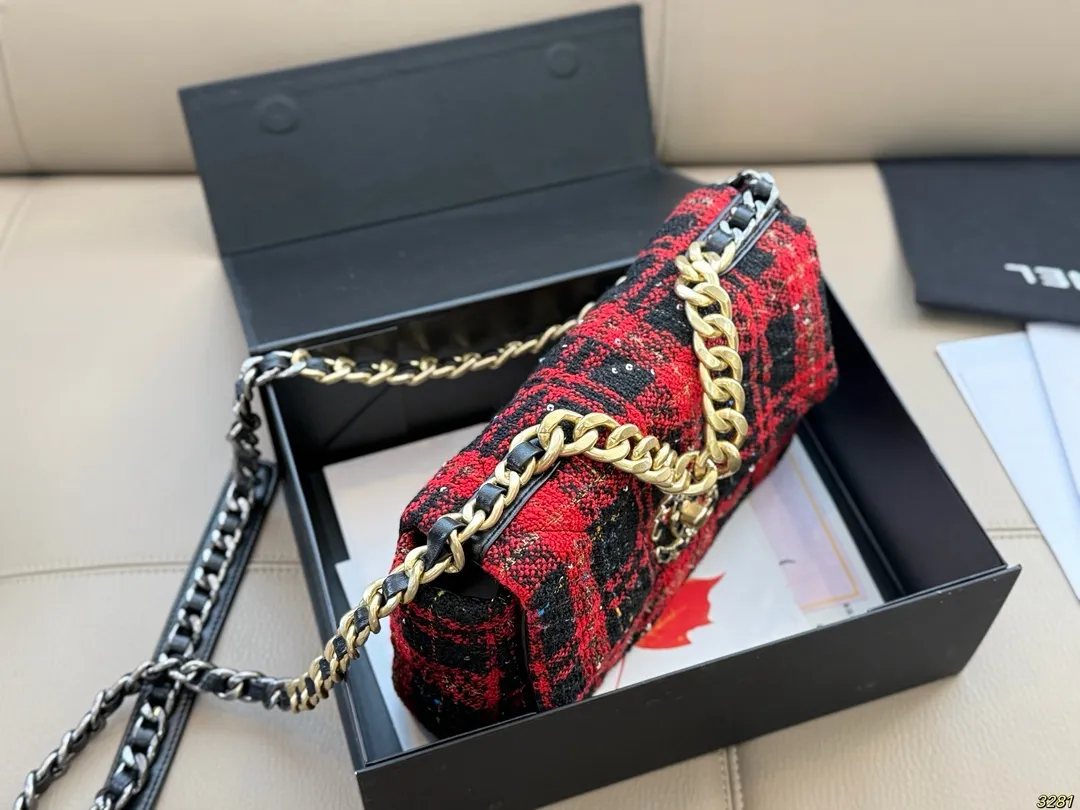 ¥170折叠盒 香奈儿Chanel19bag 高级感满满 经典中的经典 任何搭配都可轻松驾驭 尺寸:24 16