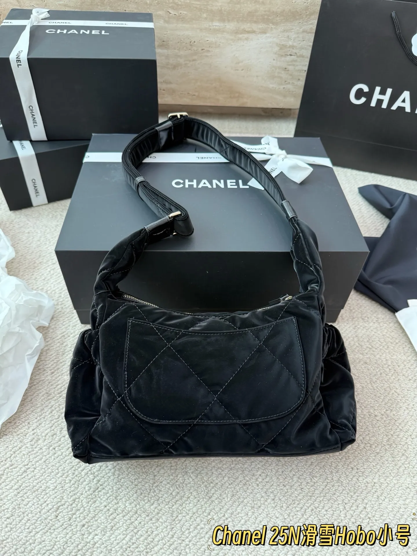 P235 顶级原单 Chanel 25N滑雪系列Hobo包 ▼香奈儿25N滑雪系列Hobo包,黑色绗缝尼龙材质,轻便又耐用,金属链条+皮质肩带,双链条设计超有辨识度 +。正面双C Logo, 品牌感满满!小号日常通勤、休闲都OK,单肩斜挎随心切换,实用又时髦。滑雪系列灵感,户外感与时尚兼具,去年超火山,时髦精们都爱!25cm