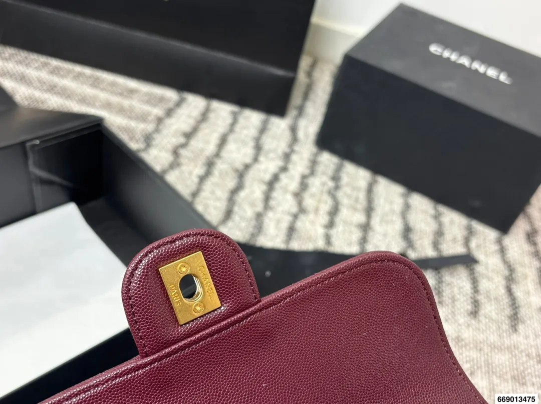 P165配飞机盒折叠盒 香奈儿Chanel 25K|怎么能抵挡住香奈美的魅力 白色这叫一个经典 复古优雅 满满的高级感 大小适中 容量感人 休闲正装皆可轻松驾驭 尺寸19 13 货号5776