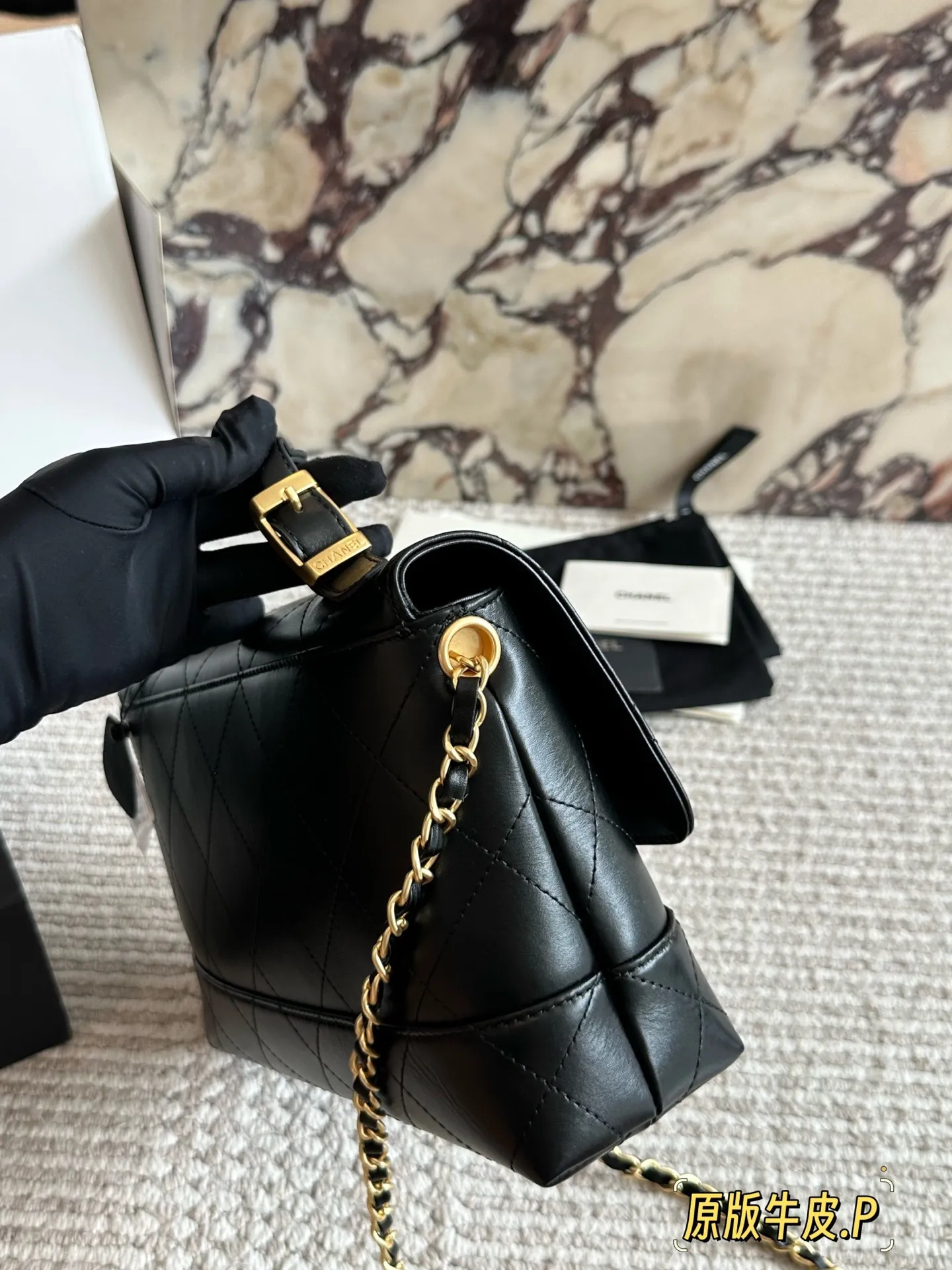 p265 原版皮 今期Chanel終於出爆款了... 剛」上新的CHANEL手工房系列中最熱度最高的應是包包了;特別是掠皮小牛皮的大包包了! 說真的今期的包包款是特別多,拼皮的話灰色是特別吸晴,CHANEL很少推出這種款色,如果是對掠皮很有興趣的小紅薯,是可以沖的!但我是長期使用主義者,這只不是我杯茶! 另外,今年推出了這個CF MINI小掛包(是屬於小皮具);埏 有趣的,手工亦很精美,有DOUBLE FLAP, HAHA;28*17