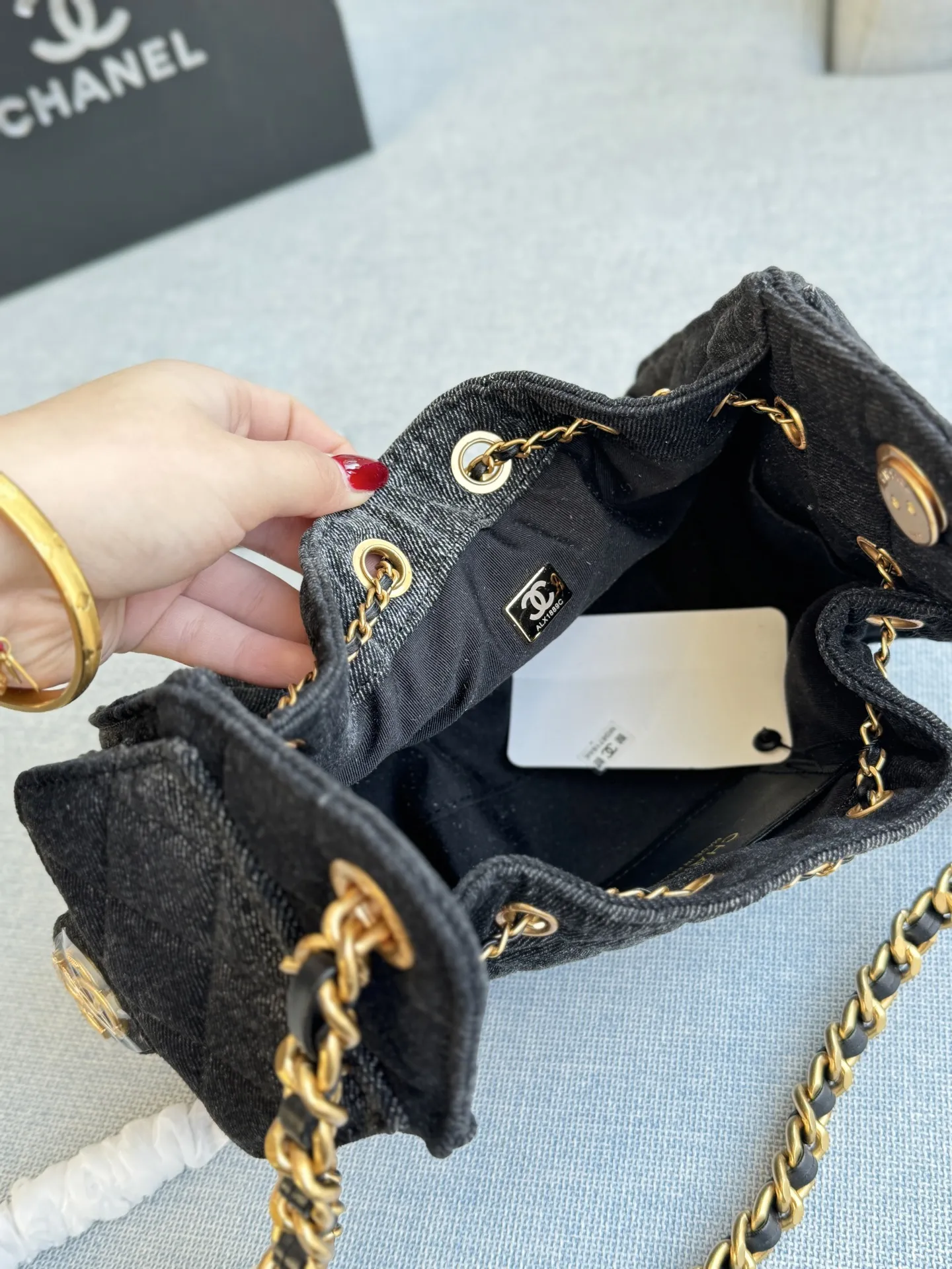 💰215 折叠盒 size：21&times;14 CHANEL香奈儿 25Bag 春夏系列 丹宁牛仔布 Hobo 腋下包链条包单肩包 香奈儿这款牛仔包好好看 一眼爱上 夏日氛围感满满 超好看 甜美夏日感色系25bag 复古又现代~ 属于夏天的颜色~