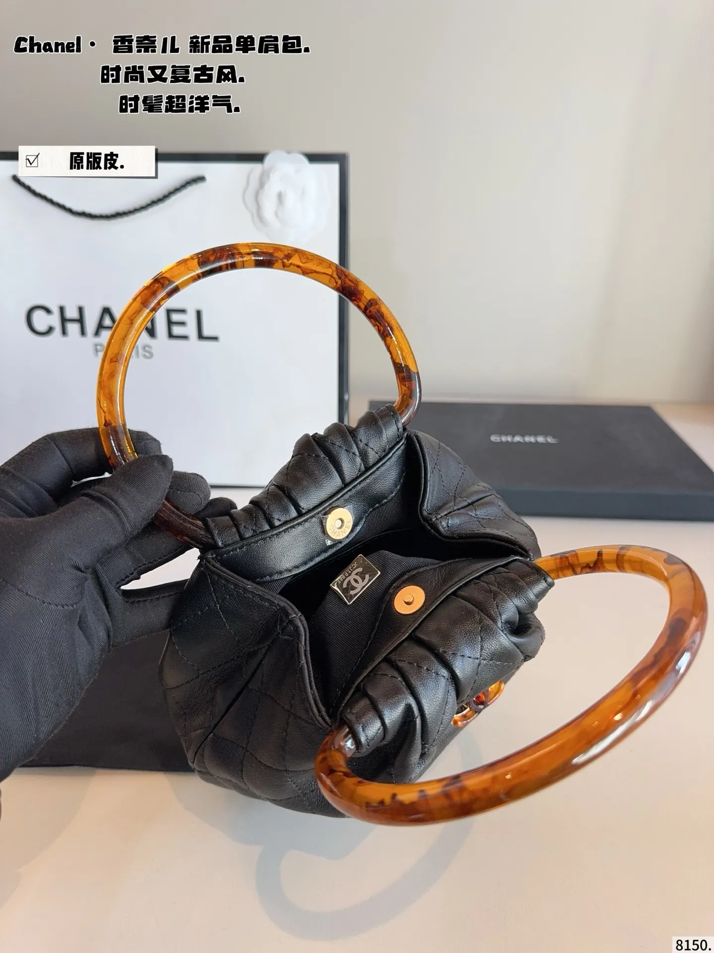 p220.纯皮. chanel香奈儿26c 超精彩的萌物🧉 圆圈小包包好可爱👝 复古玳瑁手柄的设计 透着微微光泽 容易也很客观～手机日用品能放下的哦 材质摸起来触感也很好 超级舒服 推出新系列啦~ 完全是拽姐与甜美的全新组合! 快来寻找属于你的小废包 尺寸：14*8^17cm