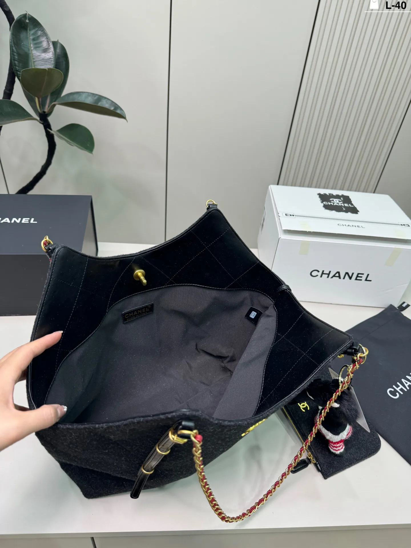 💰p210（配挂件） L-40尺寸32&times;22折叠盒 Chanel 香奈儿 26c毛毡Tote托特包腋下毛呢购物袋 优雅又松弛-，毛毡材质柔软轻盈，日常通勤、休闲出街都超适合！百搭不挑人～26C系列是Vic设计的收官之作，实用又有收藏价值，时髦精必入！
