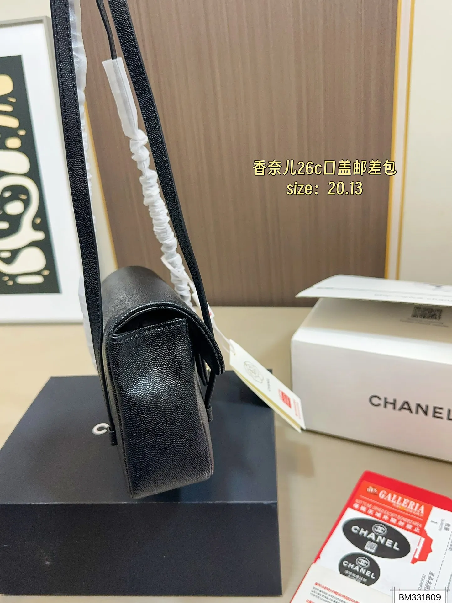 💰125(折叠盒飞机盒) 尺寸20×13 Chanel 香奈儿26c口盖邮差包 鱼子酱皮料颗粒感自带高级 比起链条款皮肩带更加舒适 双c logo小号隐藏按扣开合 又酷又时髦,慵懒又随性!