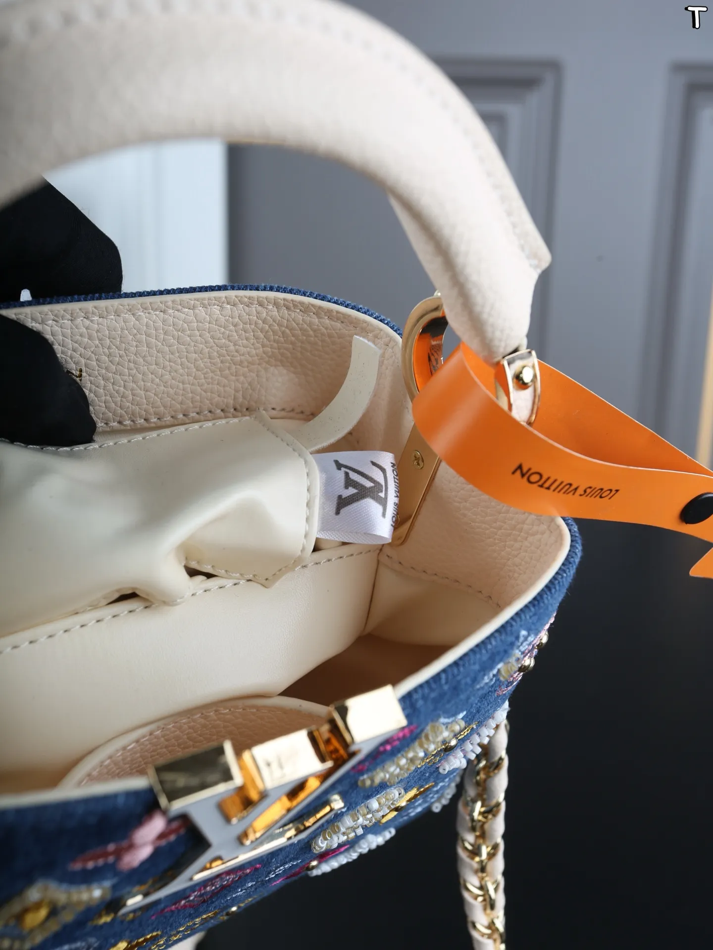 大P220 折叠盒 小P215 折叠盒 LV Capucines 珐琅logo 丹宁牛仔布 卡普辛手提包 单肩斜挎手提包 LV牛仔系列永远都不会出错的好看 太爱这款小牛仔包啦 经典包型别错过~ 白贝母标高级感满满 尺寸:27×18/20×13.5