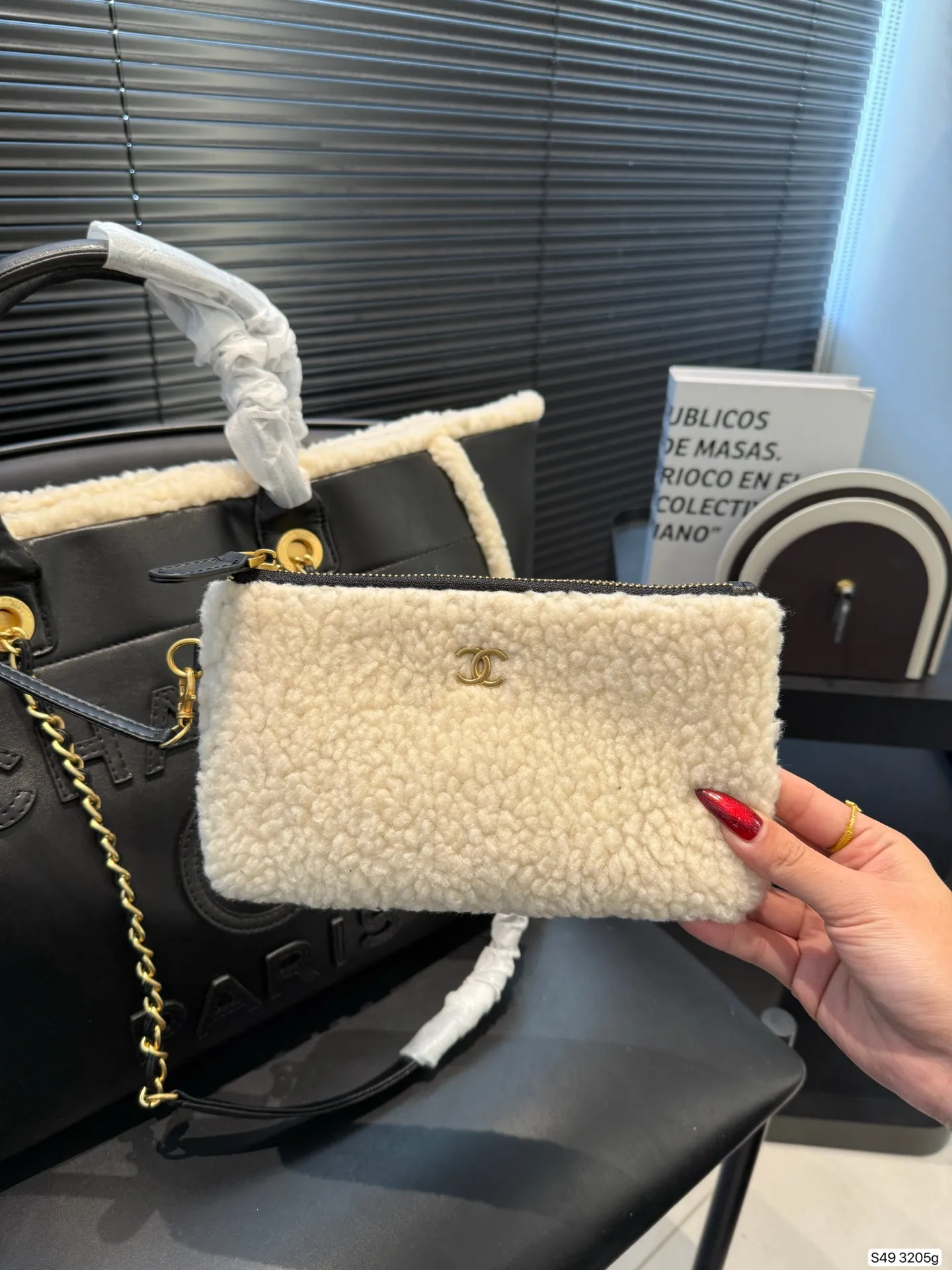 P295 纯皮羊羔毛香奈儿沙滩 不论日常出游或是假日逛街，出镜率超高的包款总让人联想到温暖的季节和愜意海滩时光。质地清新自然，为结构感鲜明的包款注入优雅精髓。尺寸：40 30 货号3205