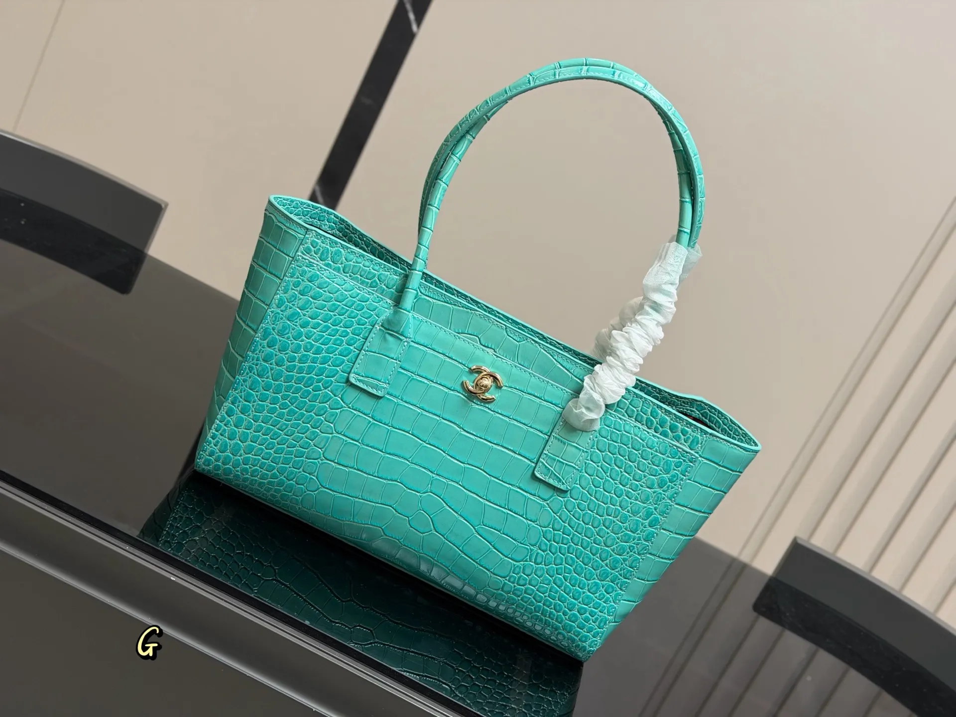 &yen;270 Chanel 香奈儿Cerf中古手提包 经典黑金配色＋荔枝纹牛皮，耐磨又有质感。正面双C金属Logo超有辨识度，内部多口袋＋可拆卸子袋，收纳力满分！通勤日常都很适合，手提or单肩背都OK，实用又百搭，是中古市场的热门款 尺寸:34.21cm