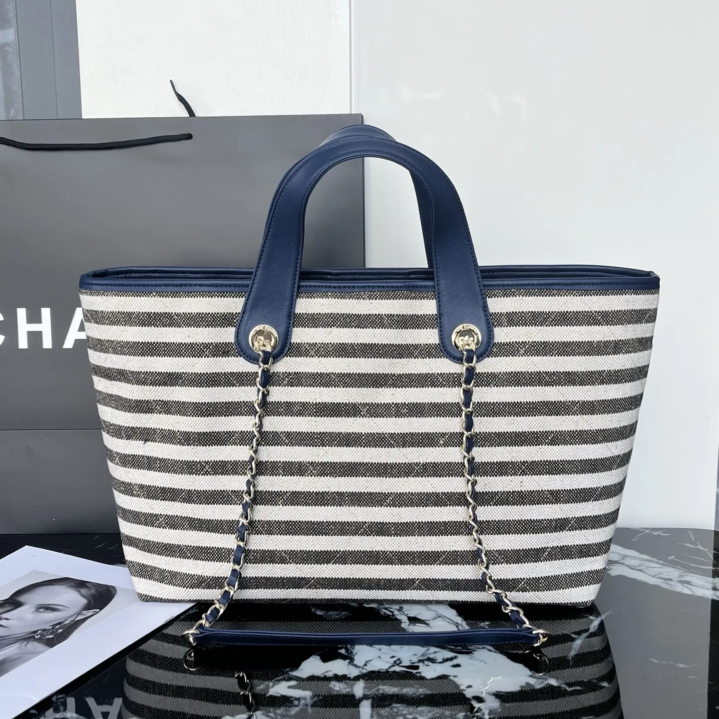 💰218包邮❗ OHANEL🚩🚩🚩𝟐𝟔𝐜 沙滩🏖️𝐭𝐨𝐭𝐞这款条纹菱格🐂牛仔帆布托特包 经典菱格纹 牛仔布拼皮革 ♨️休闲又不失优雅气质 金色双C标志超有辨识度 沙滩包设计方便开合 容量大 通勤or短途旅行🧳都很OK 牛仔布耐磨易打理 随便搭配休闲或正式穿搭🏖️都很出彩 实用又有设计感! 尺寸𝟐𝟔*𝟒𝟒*𝟏𝟑𝐜𝐦 材质:条纹帆布 款号:80017 ❌不退不换慎重下单❌