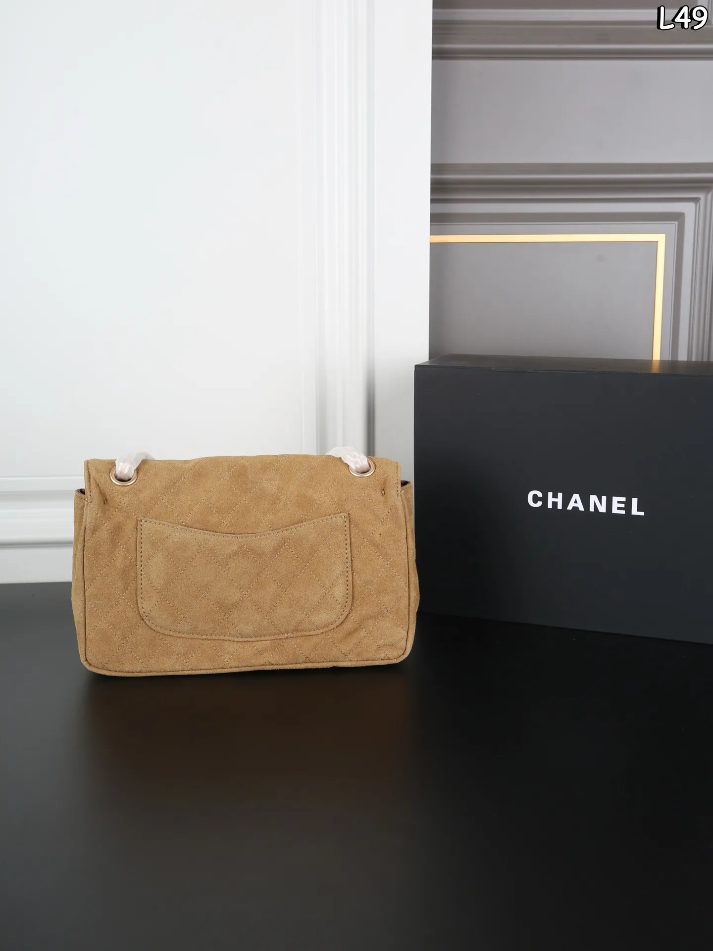 P280 全套礼盒 CHANEL香奈儿 麂皮 2.55 链条包 单肩包 口盖包 实物的质感真的太美好了,会随着光线不同呈现出不同的颜色或深或浅,抚摸上去又柔又软的手感👋,简直要感动,它不是那种短的粗砺感的颗粒短绒,是带长毛绒的,柔软 尺寸:24×15