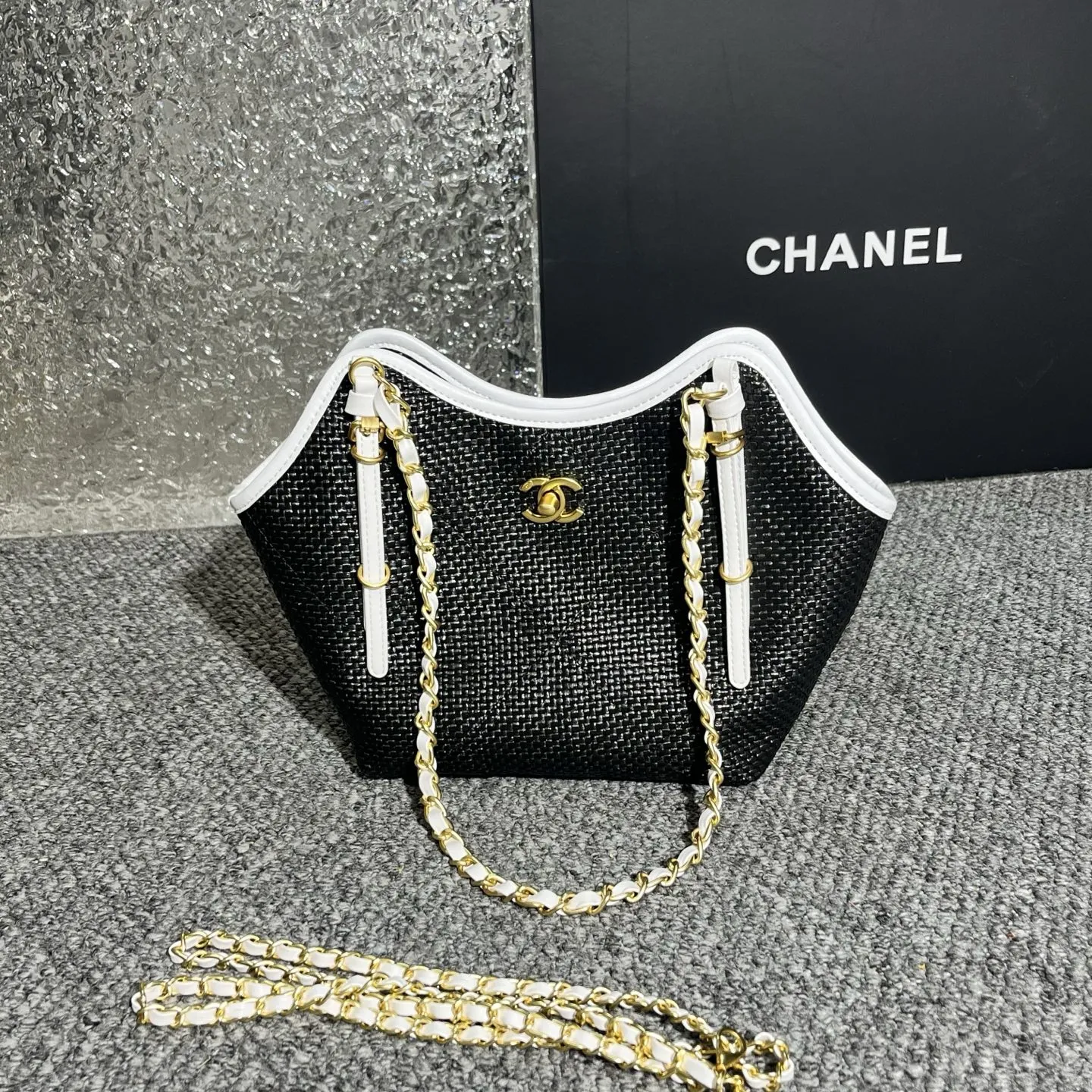 💰180包邮❗ Chanel🧩26C早春系列 嬉皮包 mini tote💦采用进口小牛皮配草编➕复古金属五金 皮质柔软 耐用性更高更显利落的精致感 可斜挎链条⛓️它让链条长度能适配不同背法 日常搭配自然垂在胯侧 上身效果 更显经得起时光的松弛感 尺寸: 30-20-6cm 款号：80014 材质：草编 ❌不退不换慎重下单❌