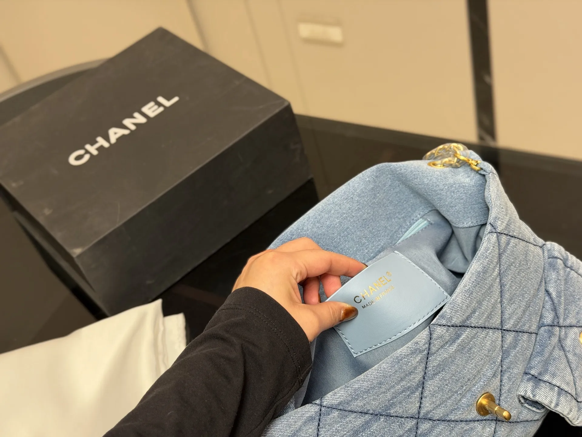 ¥245 Chanel香奈儿25K好美啊,蝴蝶结还是百看不腻, 链条装饰充满活力。又嫩又俏皮 感觉香香的每一款都是投资级艺术品, 入手即定格永恒摩登风格,开心 保值又时髦,随性还百搭, 有的实用能装,有的优雅高贵 尺寸:36.22cm