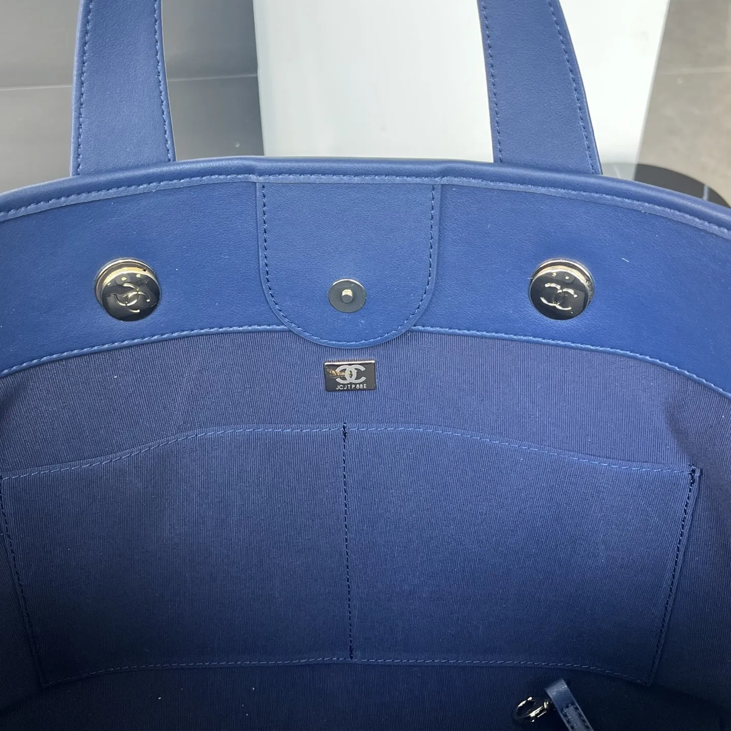 💰218包邮❗ OHANEL🚩🚩🚩𝟐𝟔𝐜 沙滩🏖️𝐭𝐨𝐭𝐞这款条纹菱格🐂牛仔帆布托特包 经典菱格纹 牛仔布拼皮革 ♨️休闲又不失优雅气质 金色双C标志超有辨识度 沙滩包设计方便开合 容量大 通勤or短途旅行🧳都很OK 牛仔布耐磨易打理 随便搭配休闲或正式穿搭🏖️都很出彩 实用又有设计感! 尺寸𝟐𝟔*𝟒𝟒*𝟏𝟑𝐜𝐦 材质:条纹帆布 款号:80017 ❌不退不换慎重下单❌